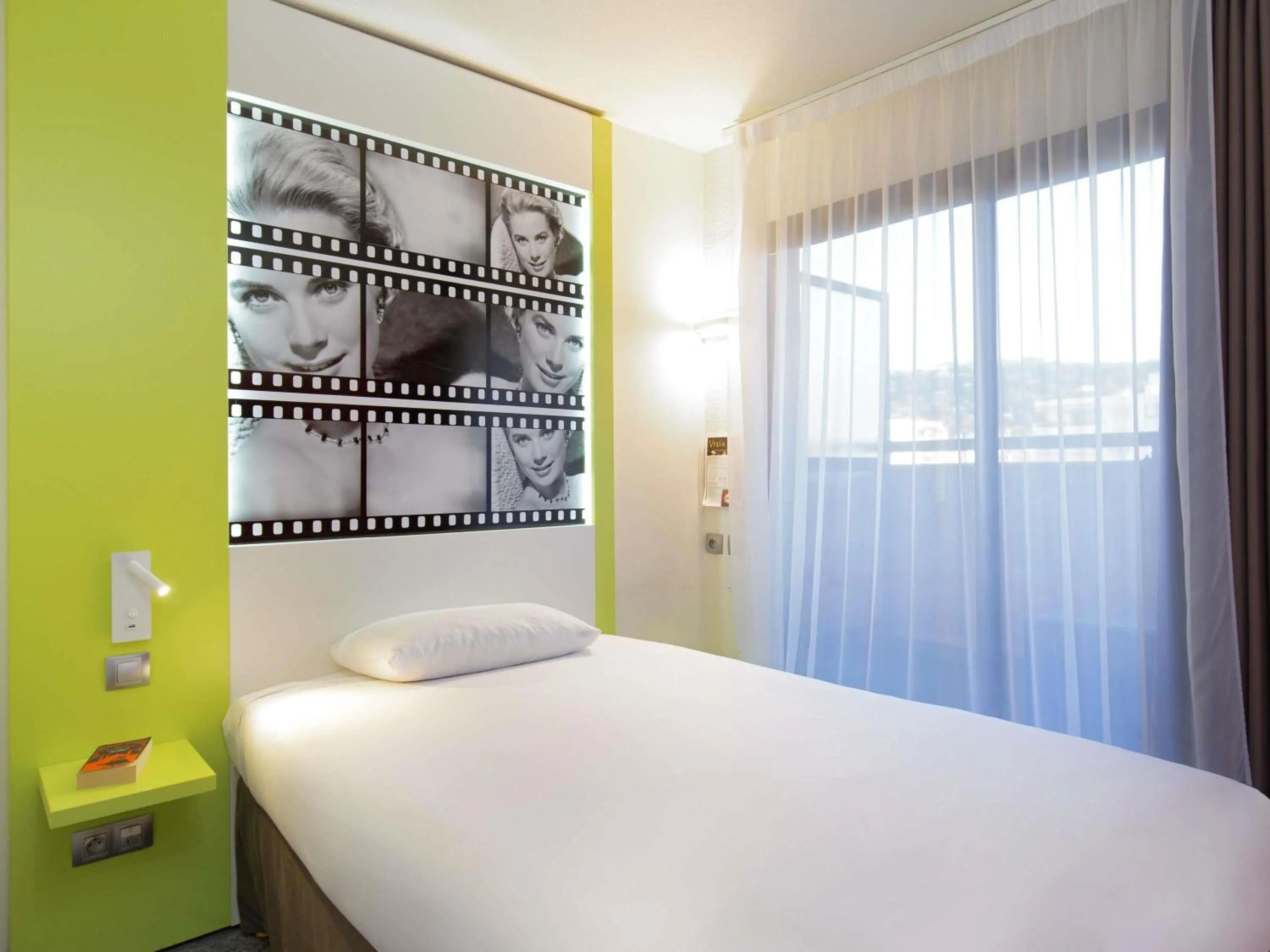 Bedroom, Bed in ibis Styles Cannes Le Cannet