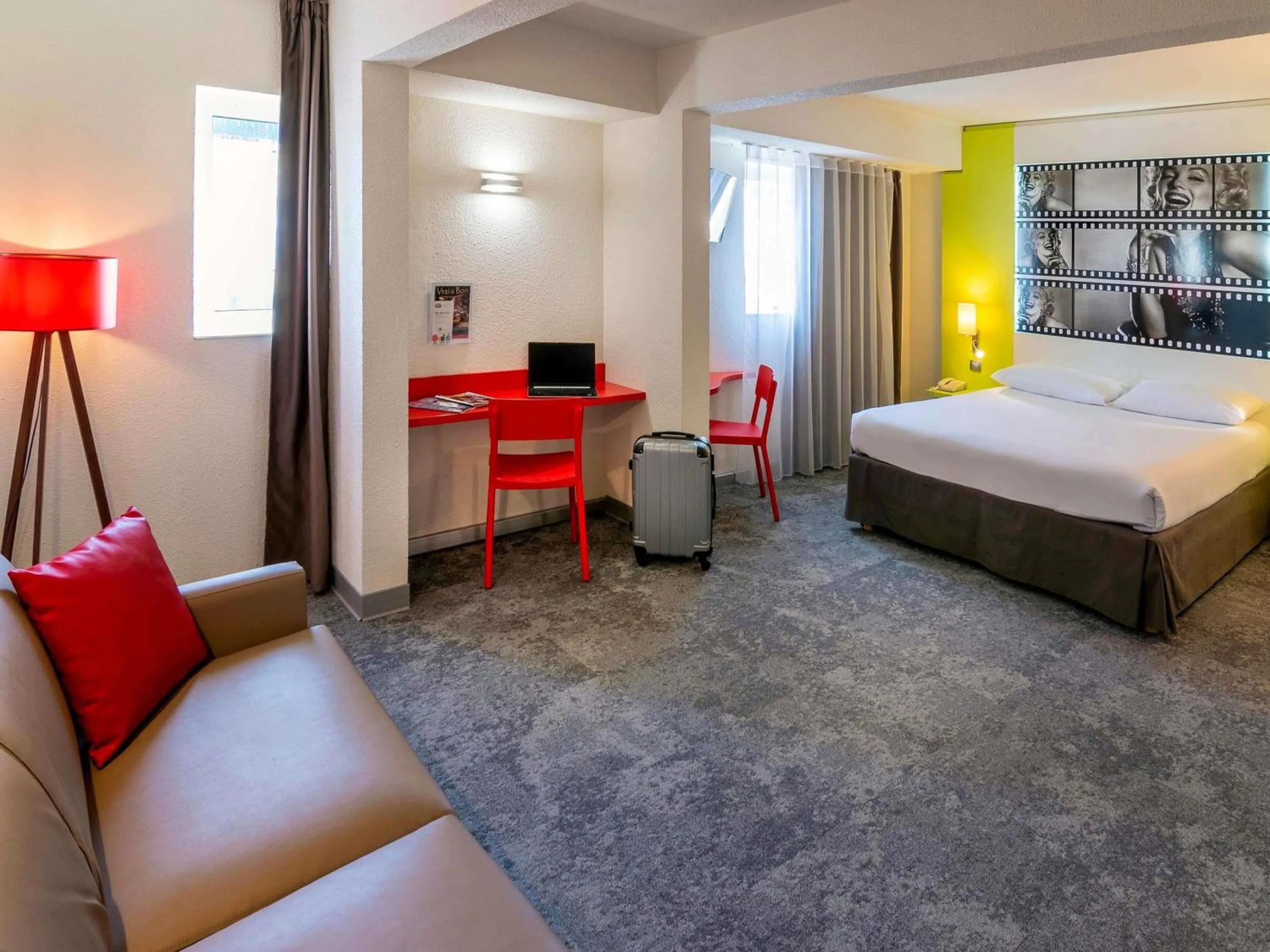 Bedroom, Bed in ibis Styles Cannes Le Cannet