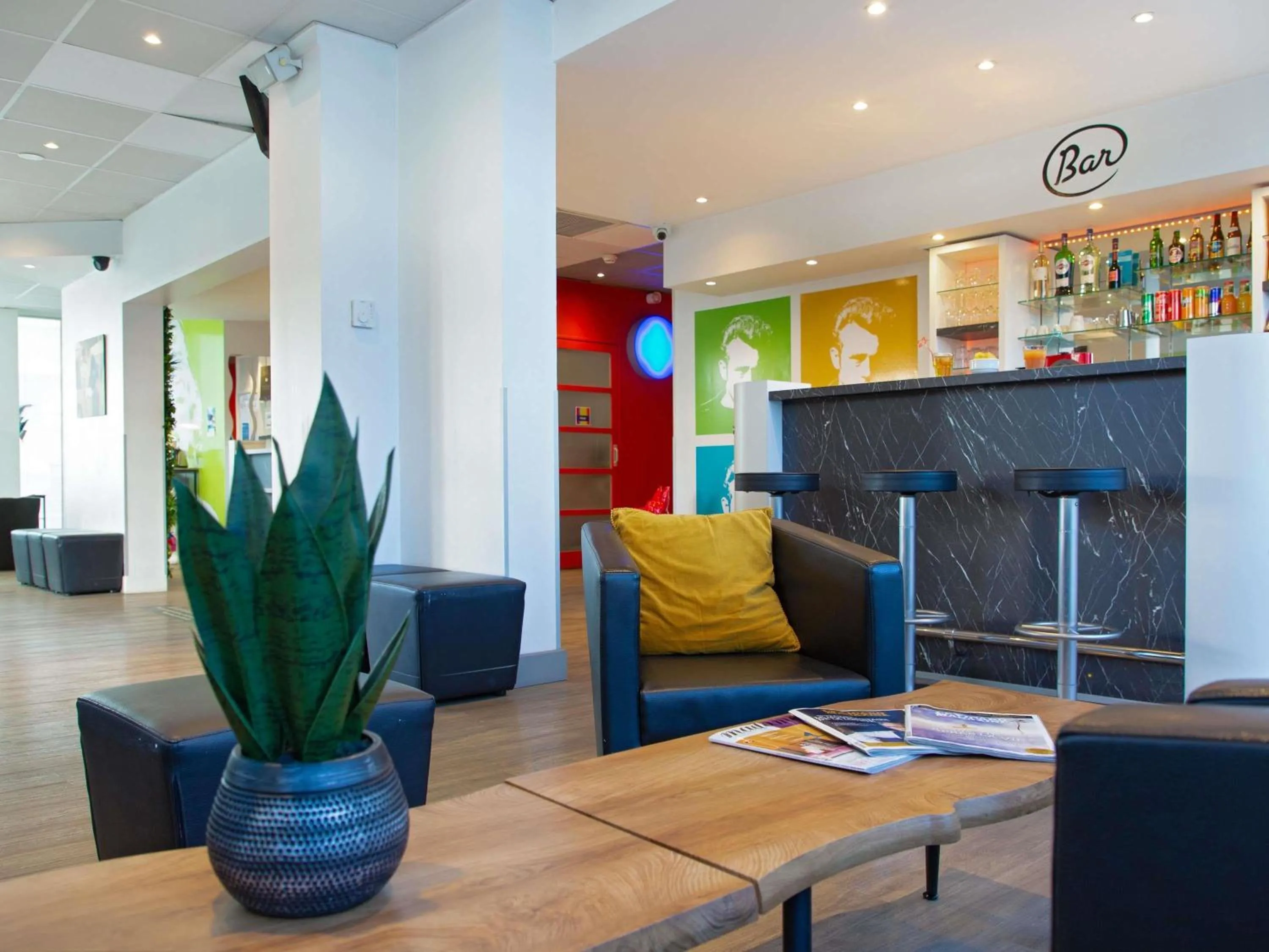 Lounge or bar in ibis Styles Cannes Le Cannet