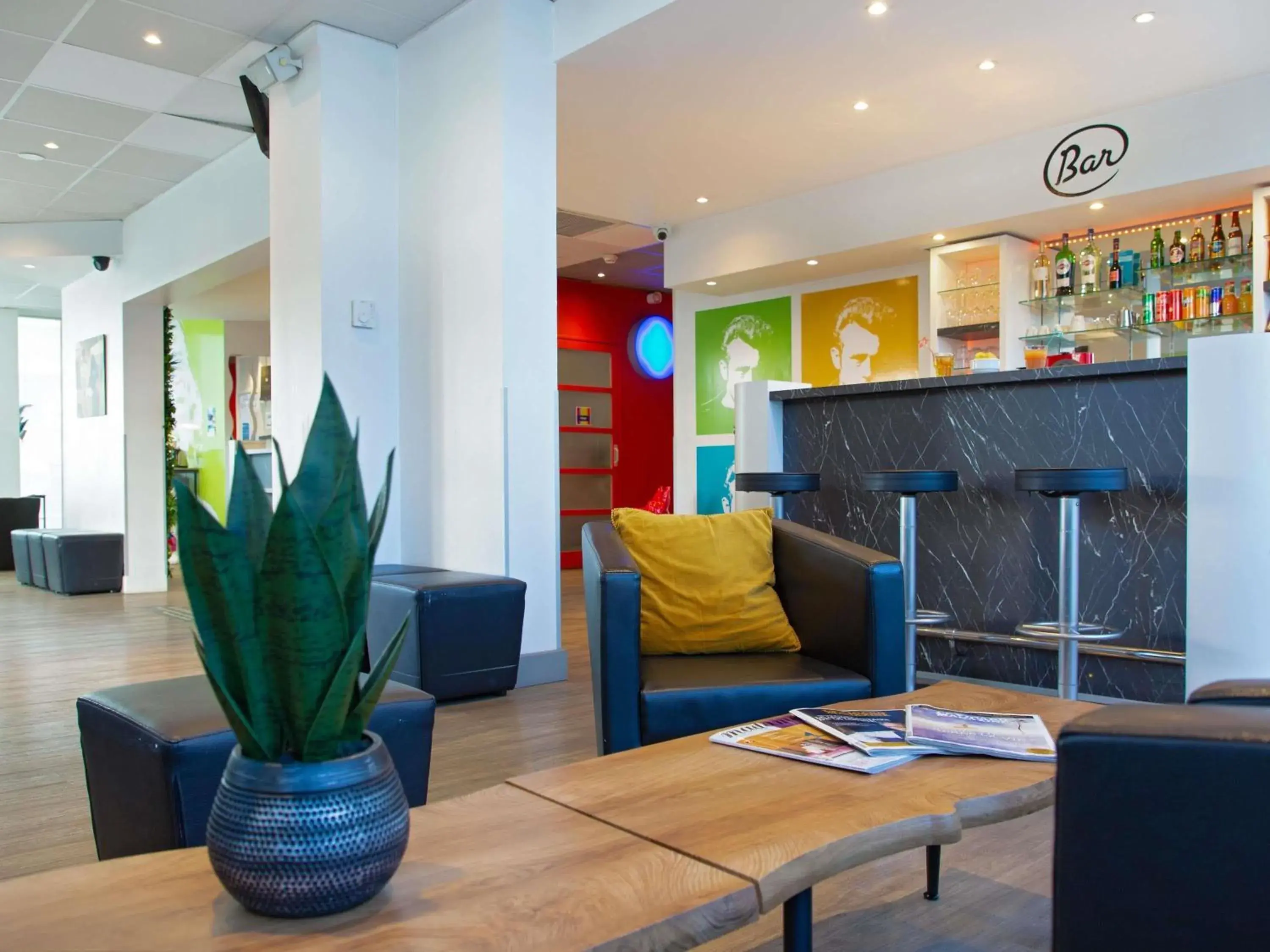 Lounge or bar in ibis Styles Cannes Le Cannet Lounge or bar in ibis Styles Cannes Le Cannet