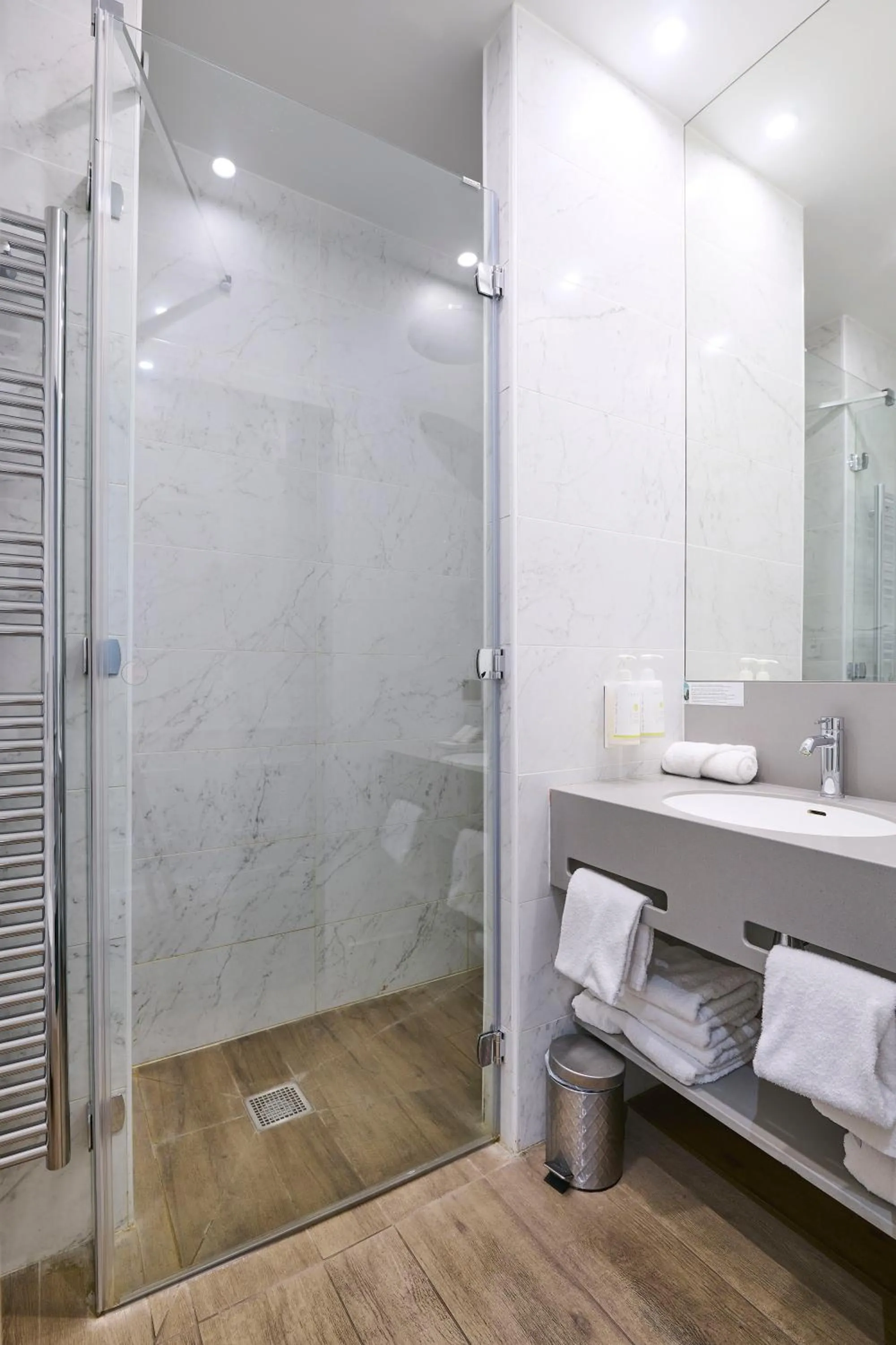 Bathroom in Maison Philippe Le Bon Hôtel, Restaurant & Bar le 19