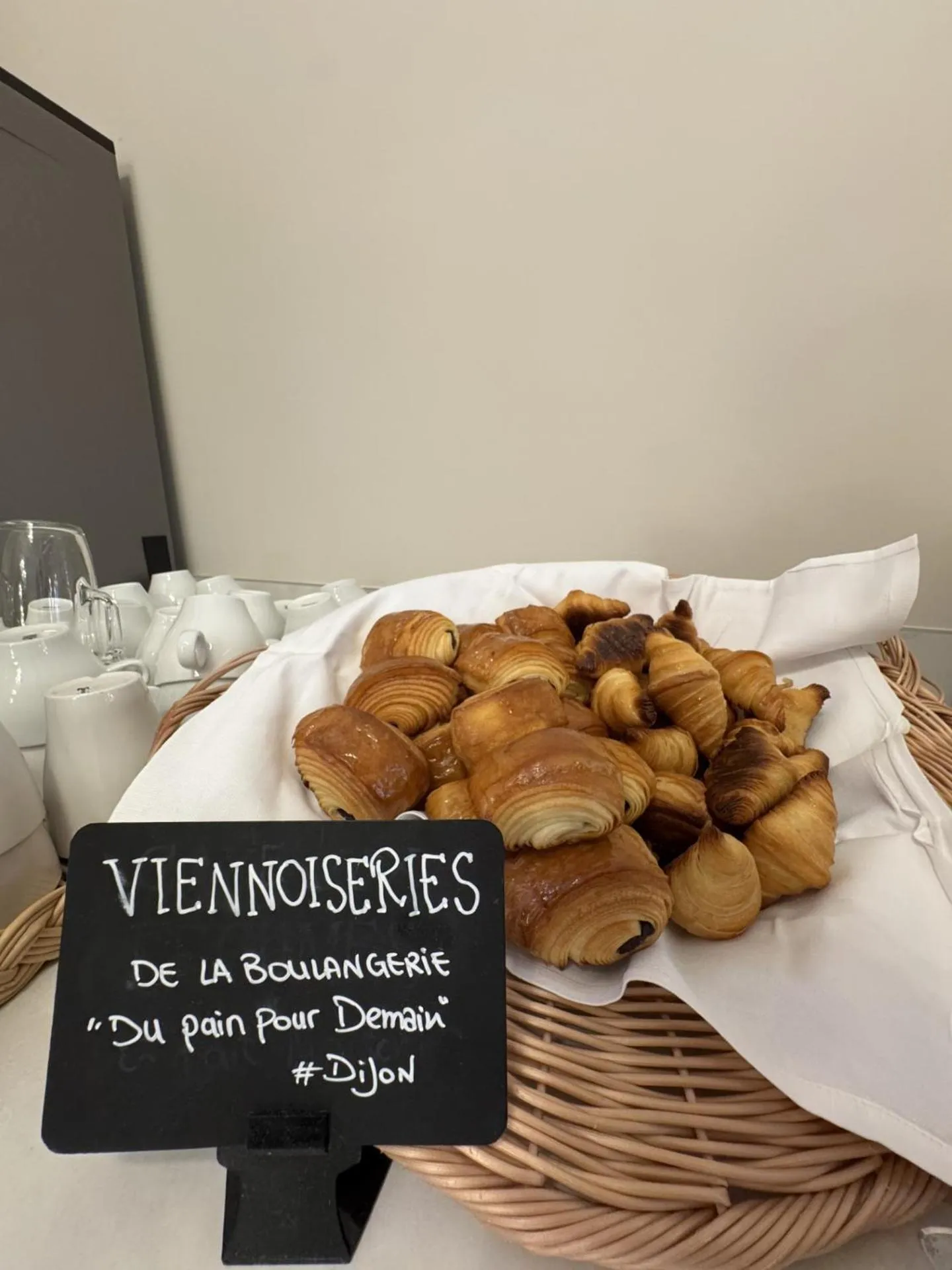 Food and drinks in Maison Philippe Le Bon Hôtel, Restaurant & Bar le 19