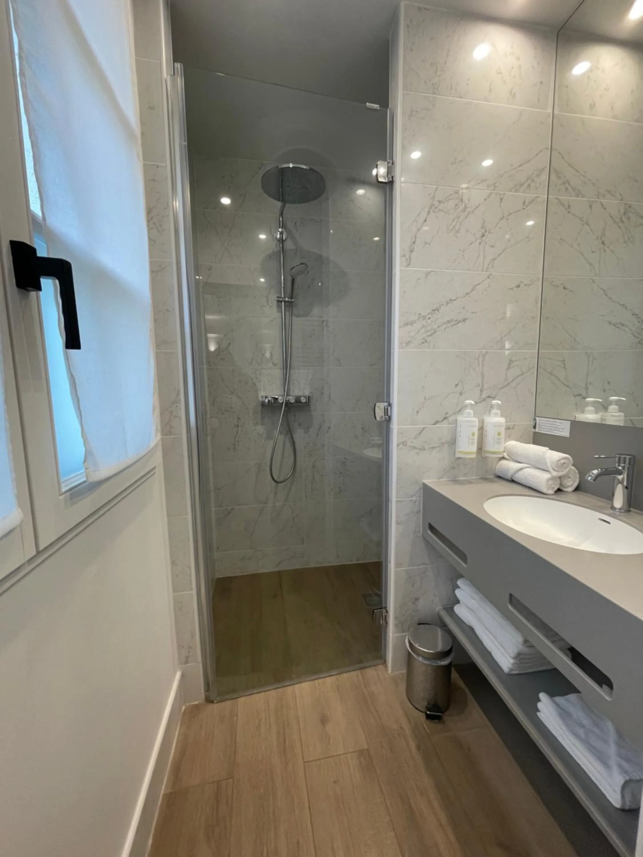 Bathroom in Maison Philippe Le Bon Hôtel, Restaurant & Bar le 19