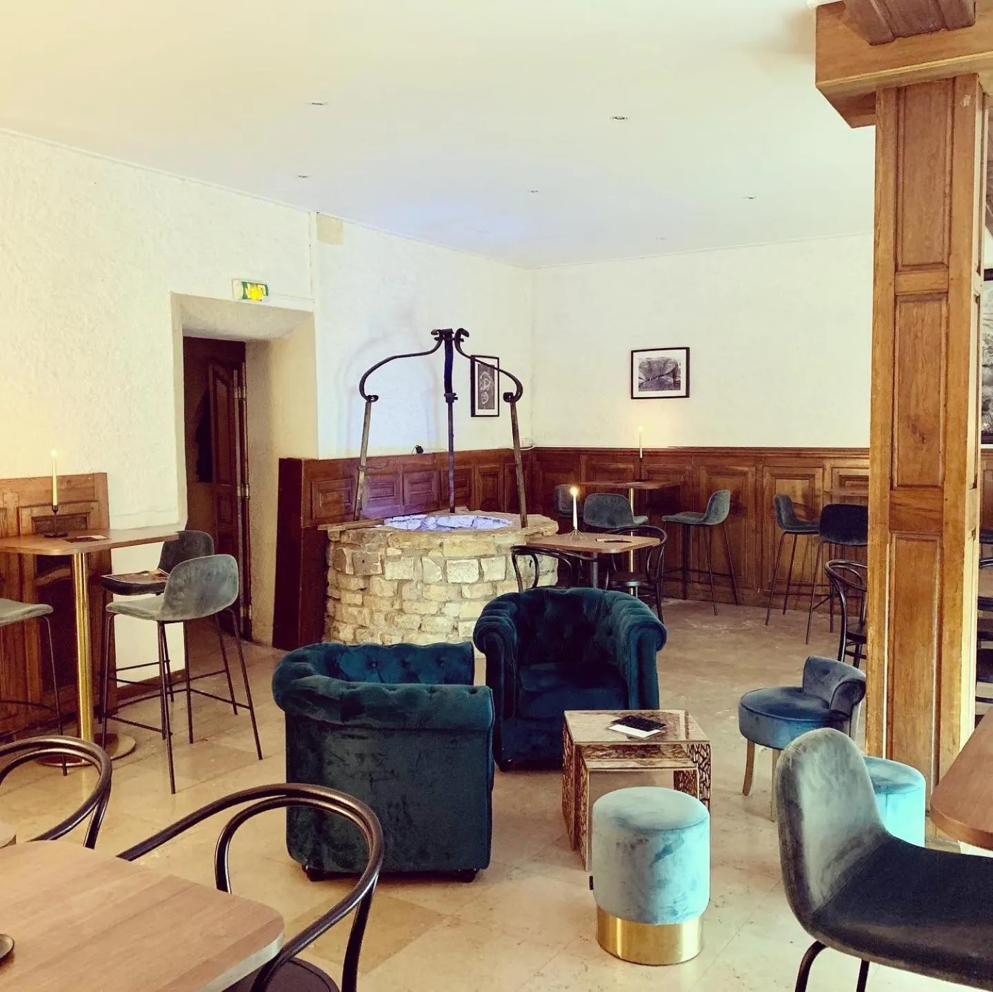 Lounge or bar in Maison Philippe Le Bon Hôtel, Restaurant & Bar le 19