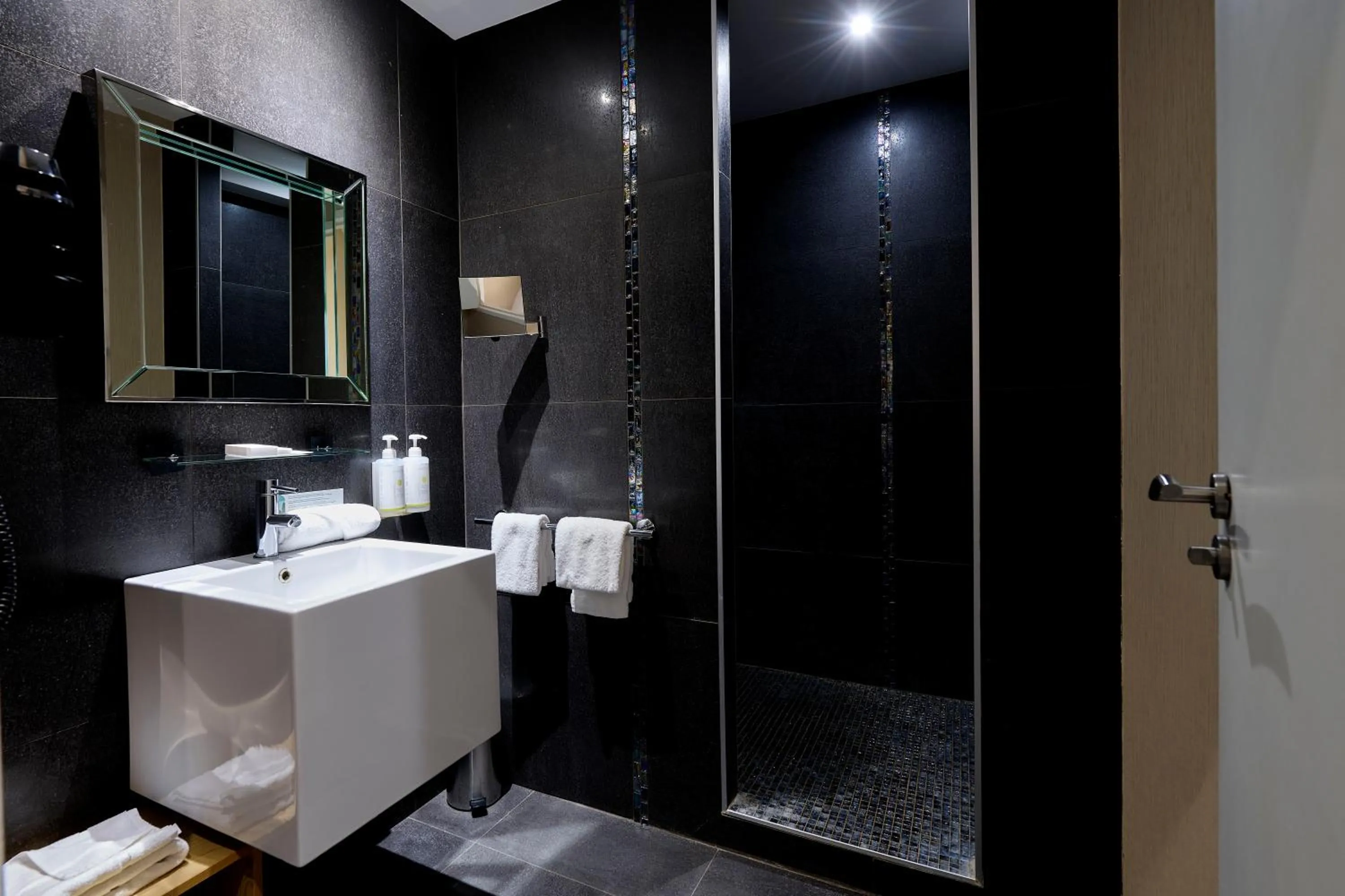 Bathroom in Maison Philippe Le Bon Hôtel, Restaurant & Bar le 19