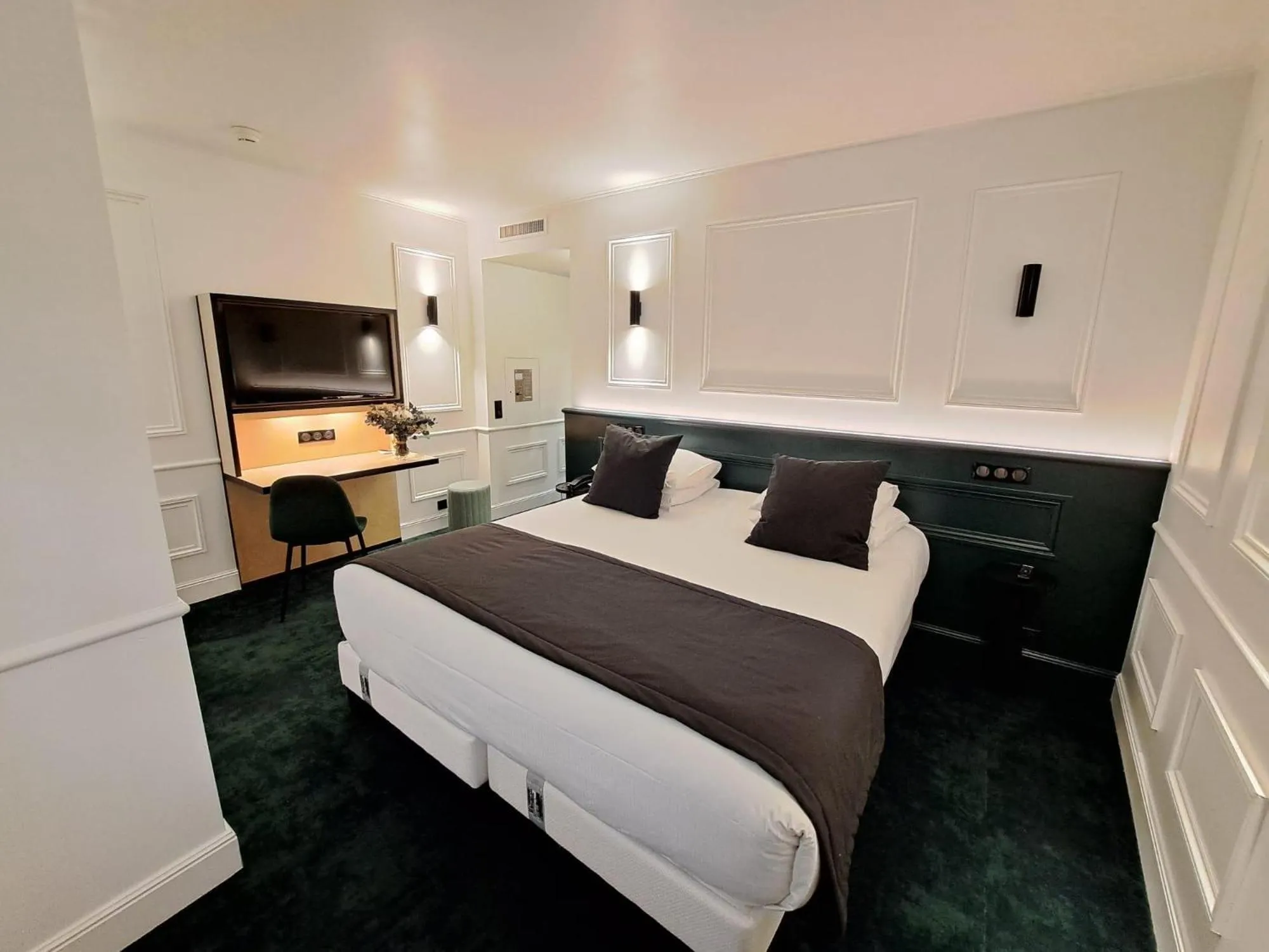 Photo of the whole room, Bed in Maison Philippe Le Bon Hôtel, Restaurant & Bar le 19