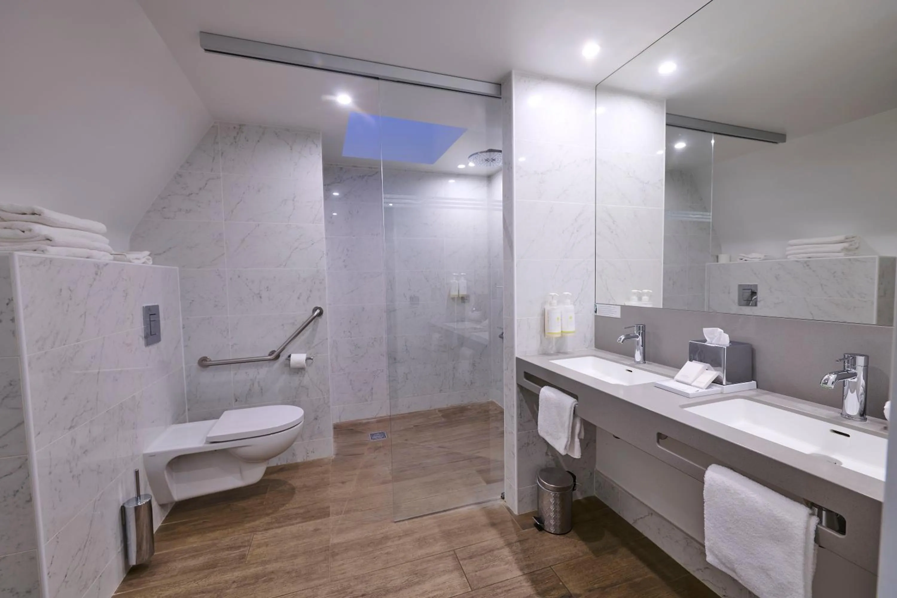 Bathroom in Maison Philippe Le Bon Hôtel, Restaurant & Bar le 19