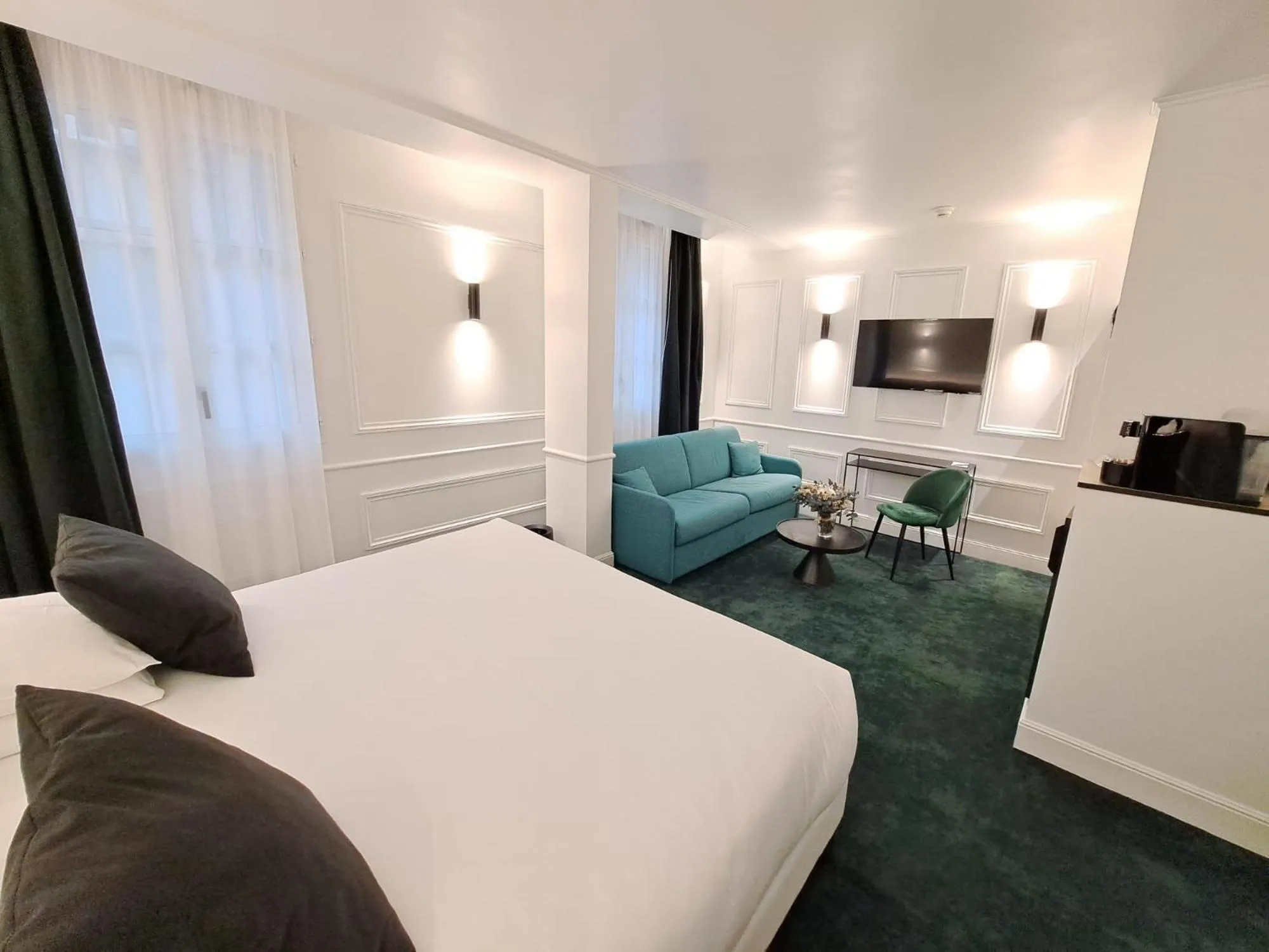 Photo of the whole room, Bed in Maison Philippe Le Bon Hôtel, Restaurant & Bar le 19