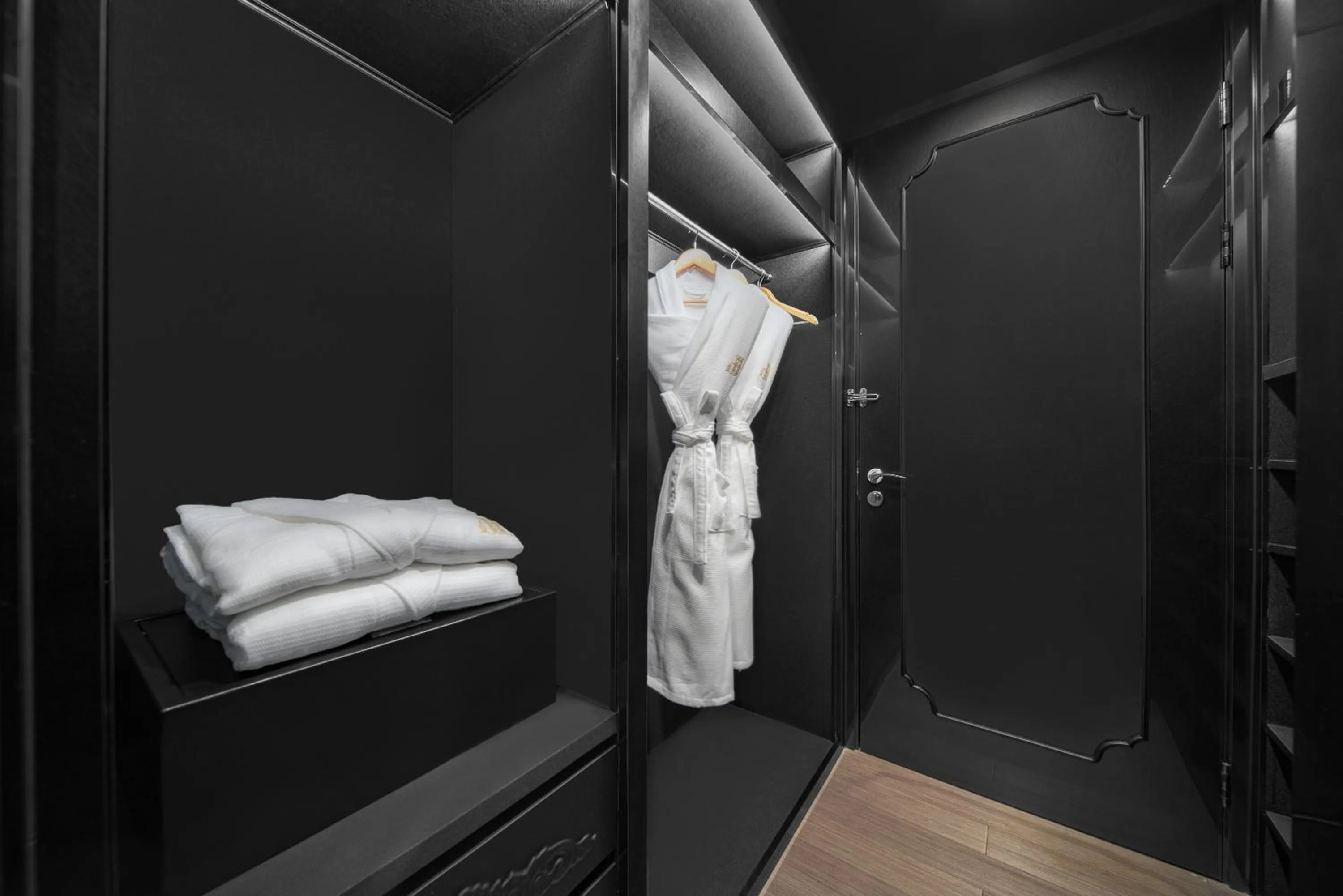 wardrobe in Ascott IFC Guangzhou - Free Shuttle Bus For Canton Fair