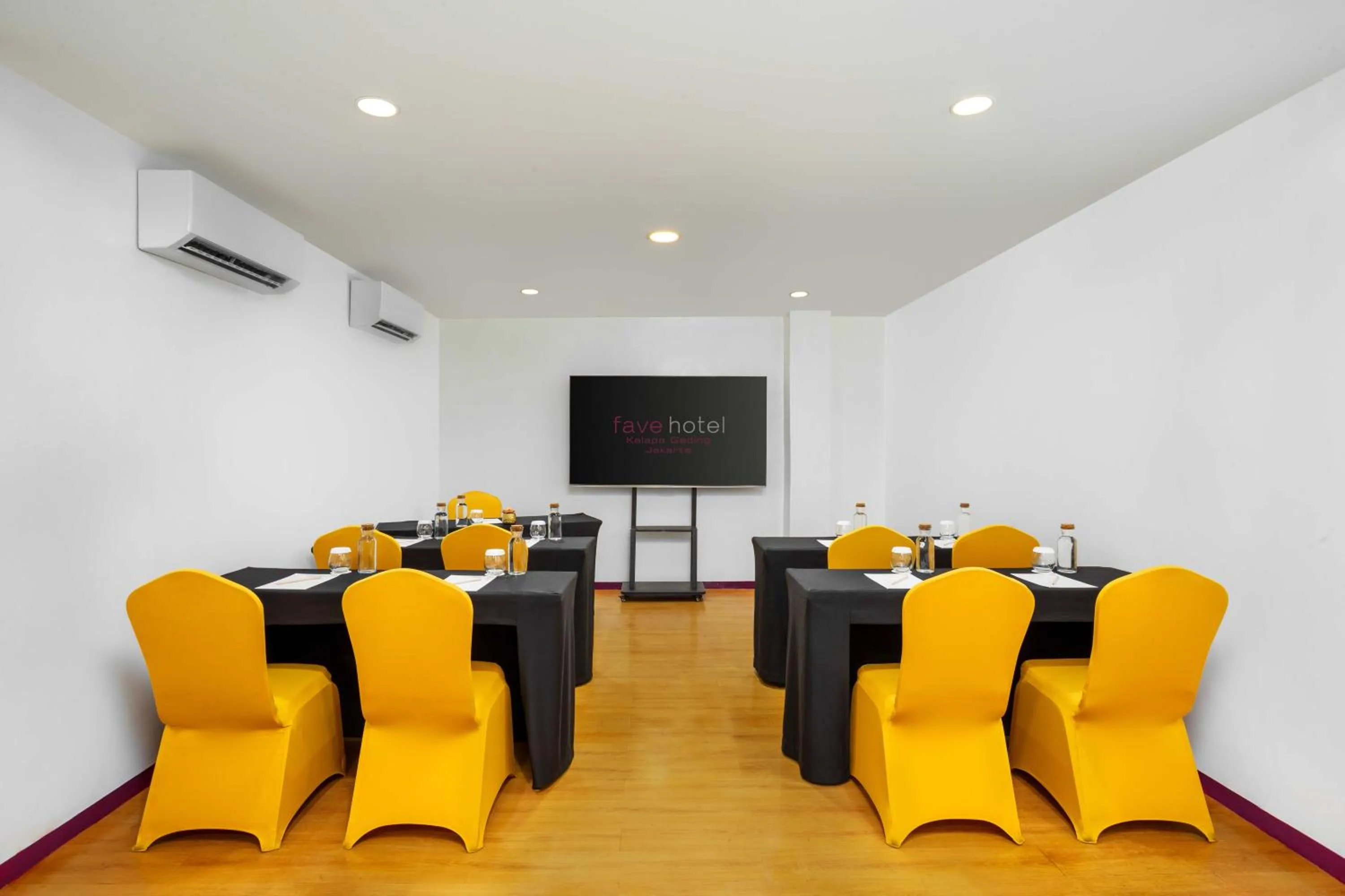 Meeting/conference room in favehotel Kelapa Gading