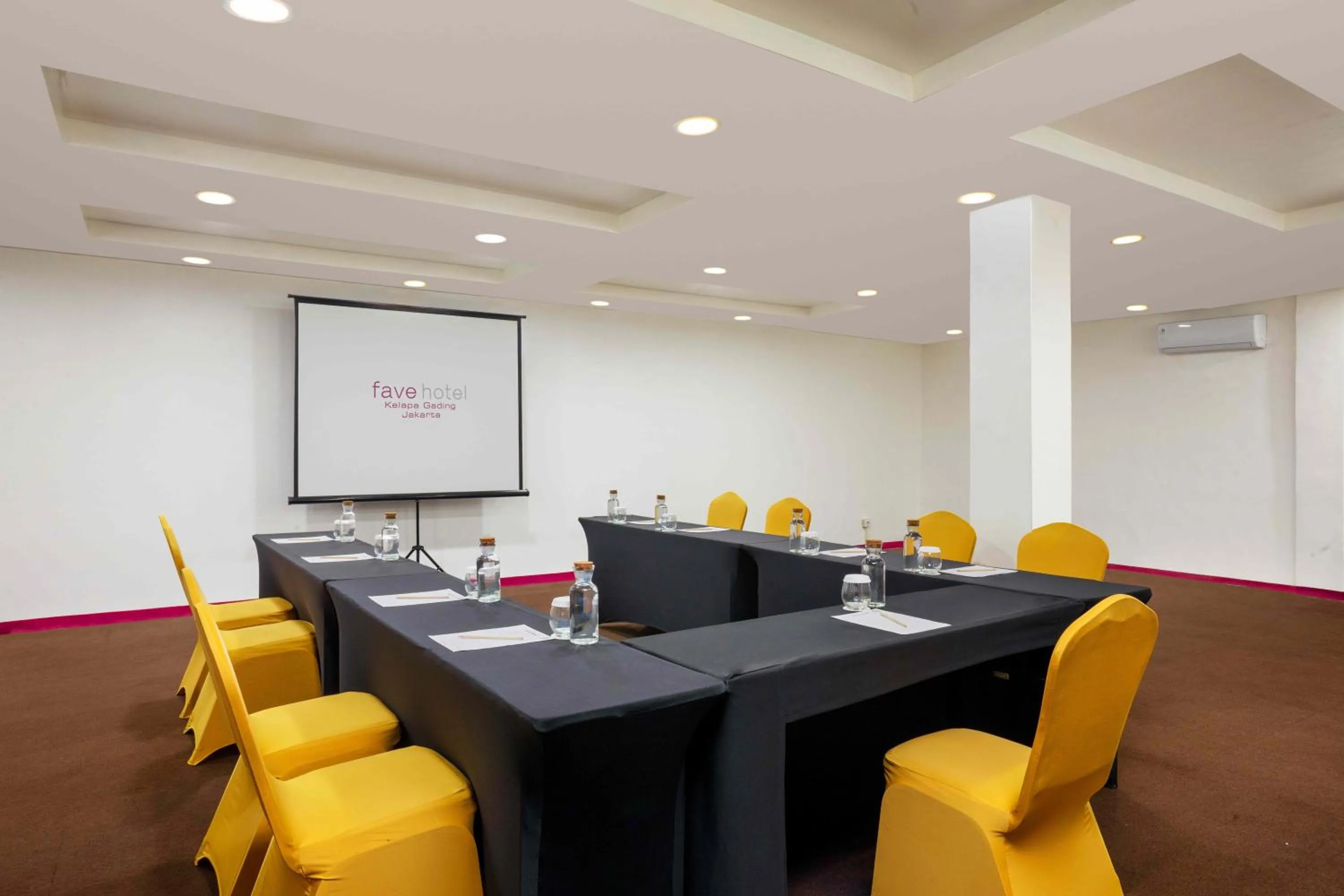 Meeting/conference room in favehotel Kelapa Gading