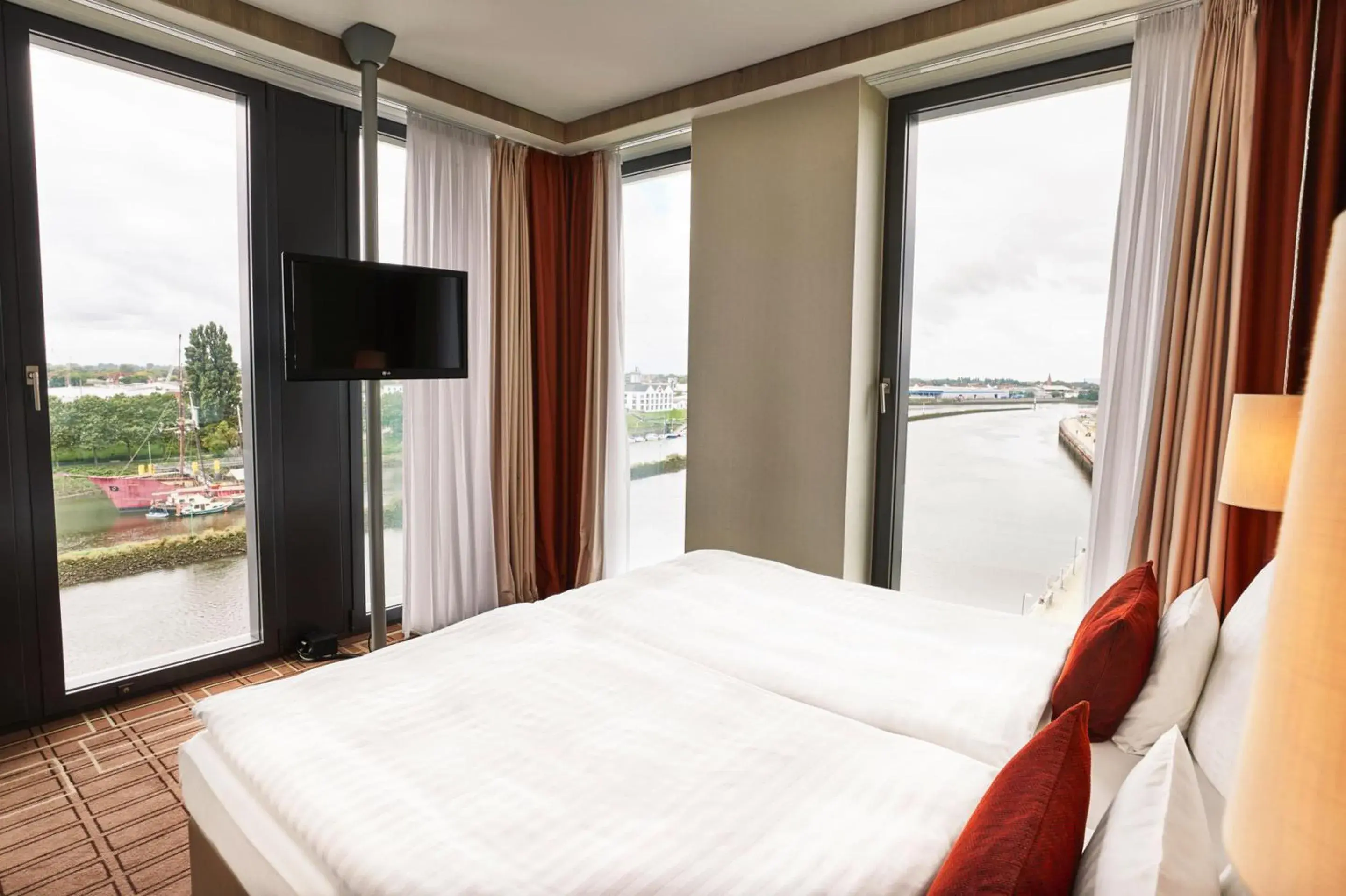 Bedroom, Bed in Steigenberger Hotel Bremen Bedroom, Bed in Steigenberger Hotel Bremen