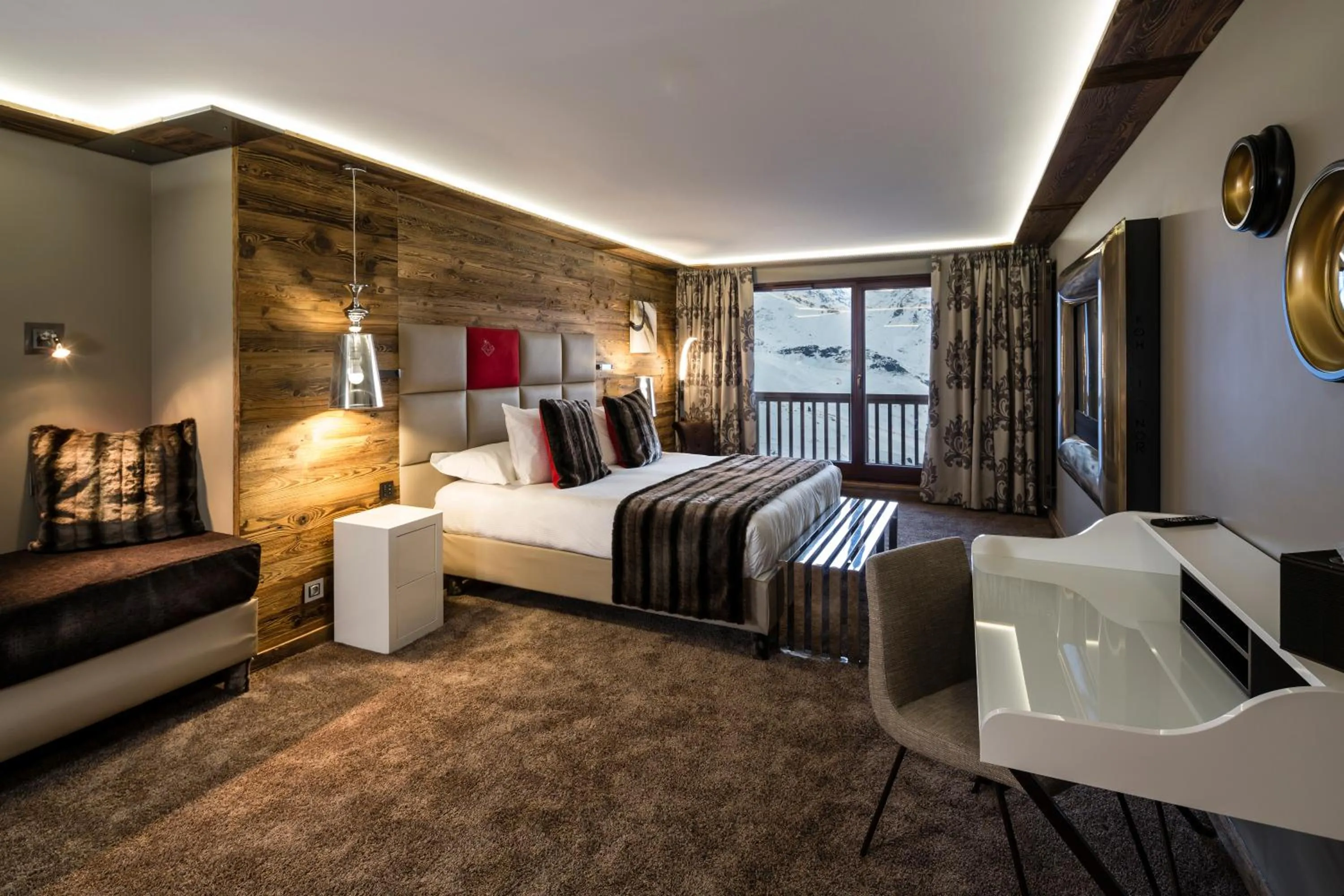 Photo of the whole room, Bed in Hôtel Koh-I Nor by Les Etincelles