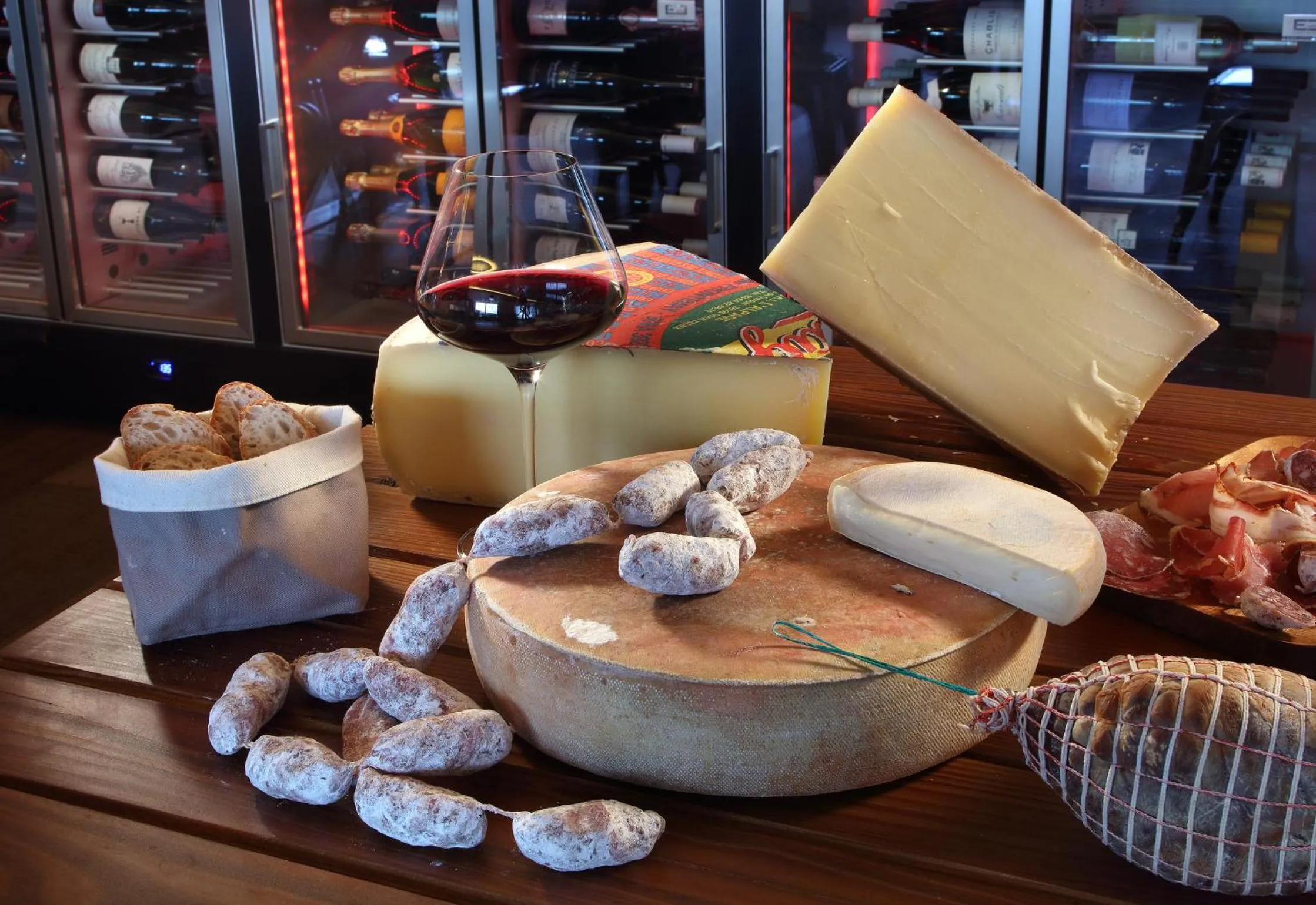 Restaurant/places to eat in Hôtel Koh-I Nor by Les Etincelles