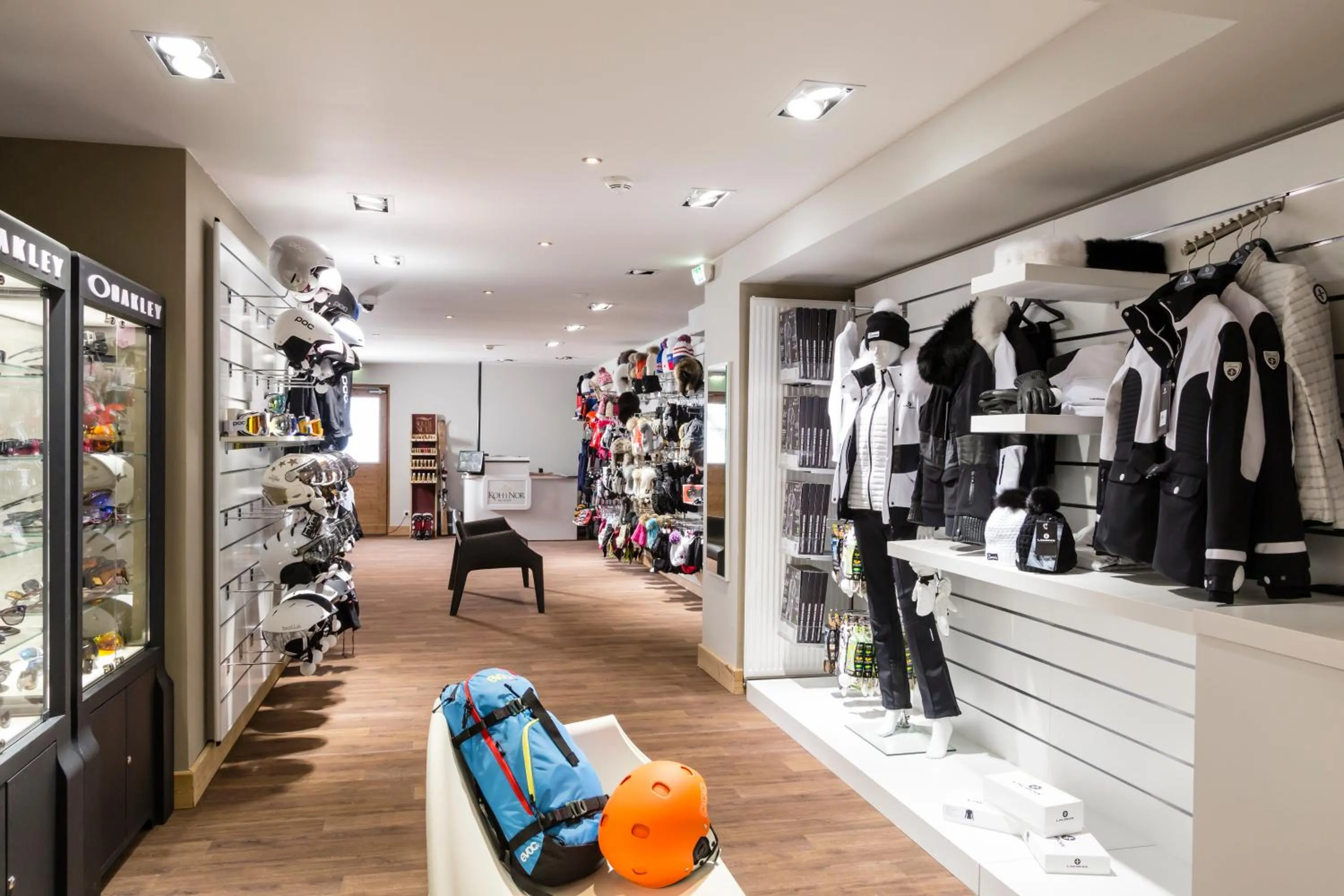 Skiing in Hôtel Koh-I Nor by Les Etincelles