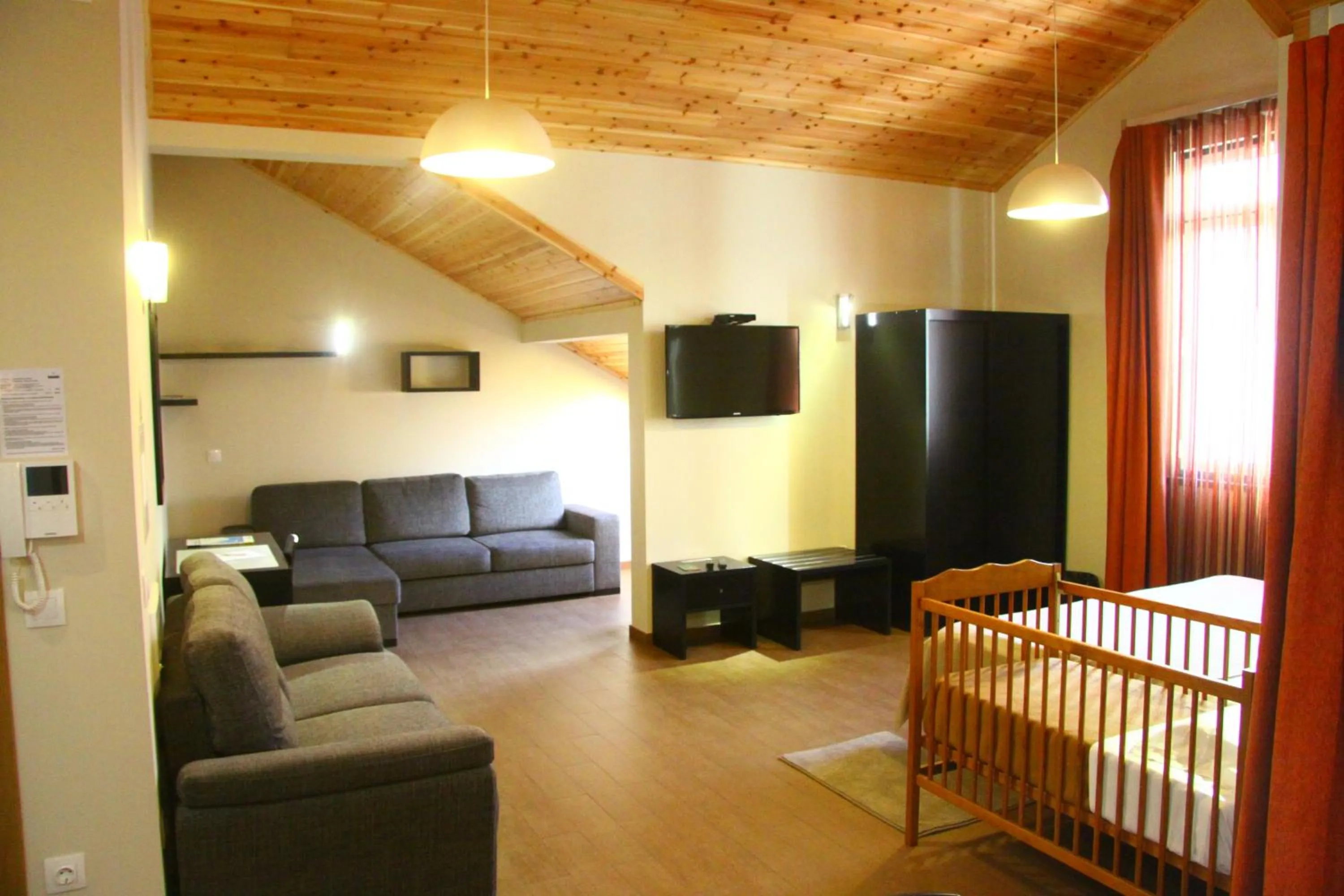 Photo of the whole room in Apartamentos Kósmos