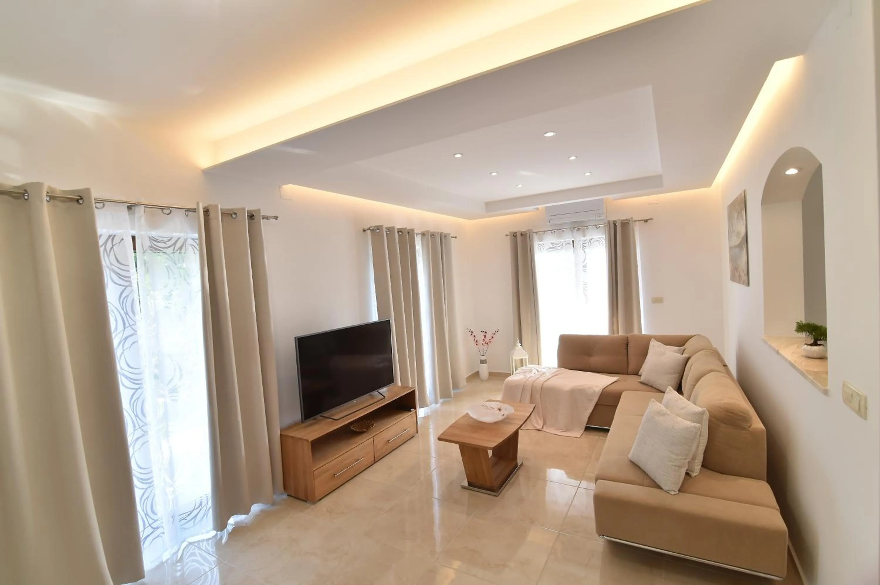 Communal lounge/ TV room in Villa Muskatel KRK -with heated covered pool