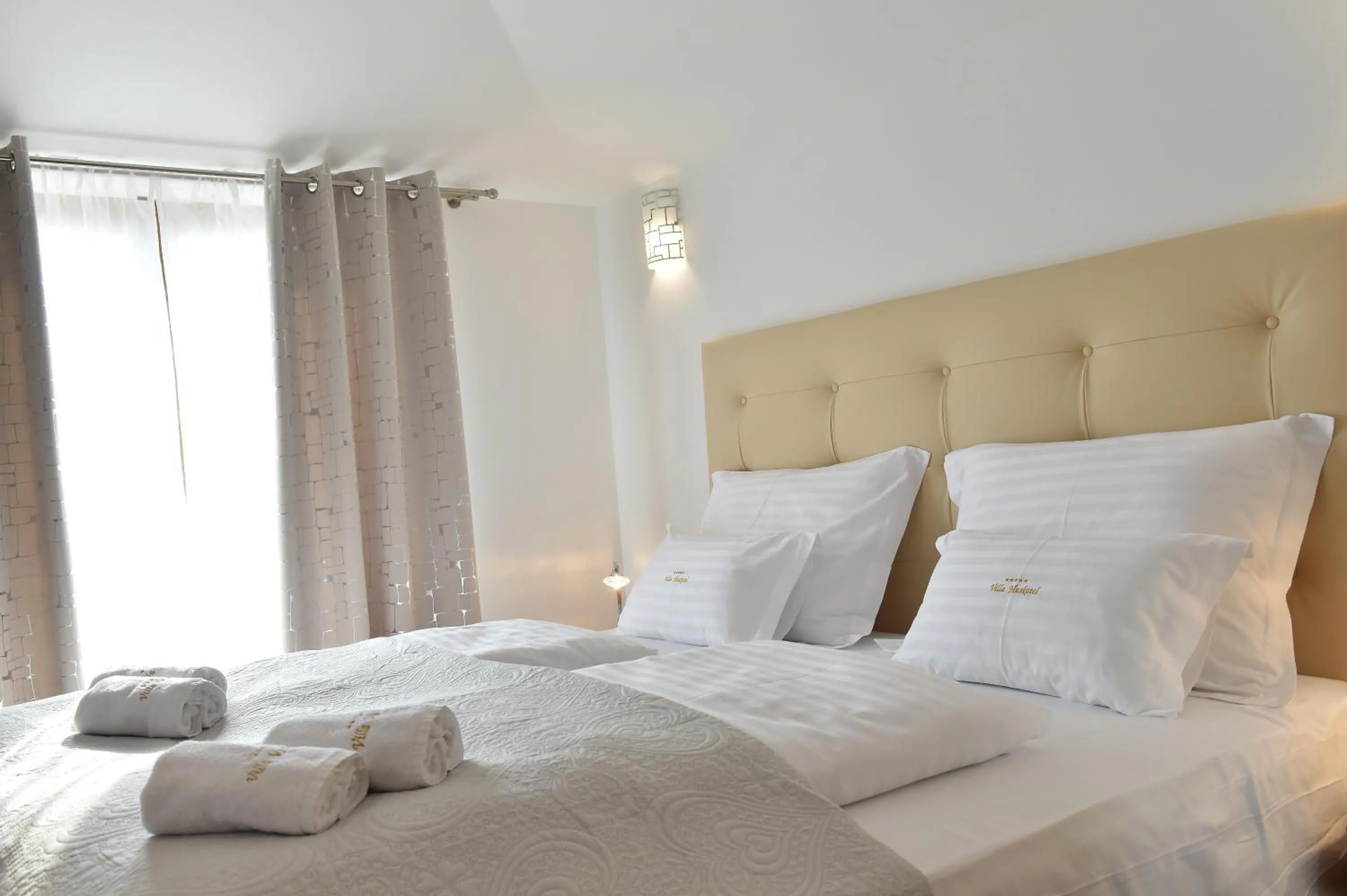 Bed in Villa Muskatel KRK -with heated covered pool