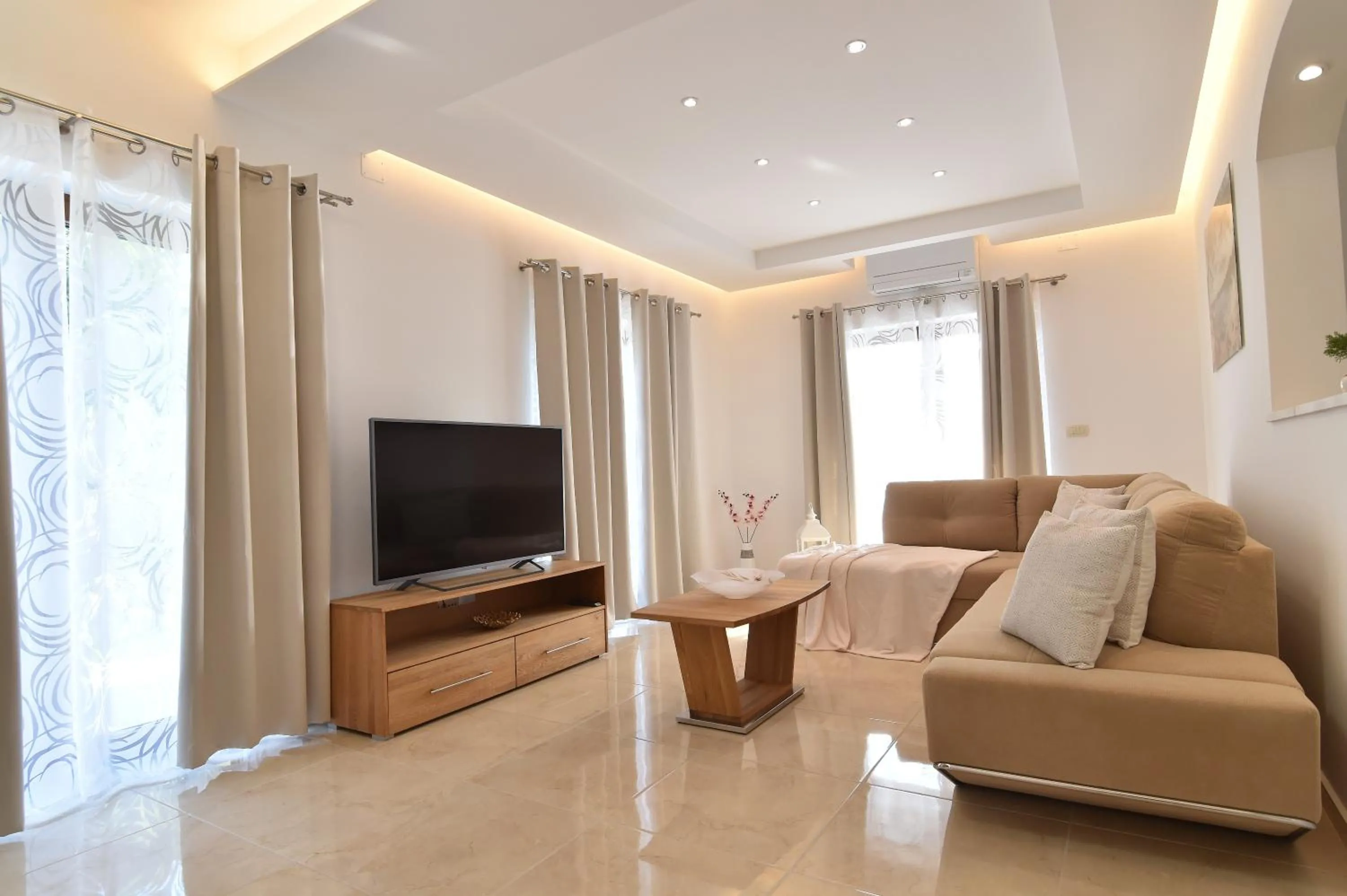 Communal lounge/ TV room in Villa Muskatel KRK -with heated covered pool