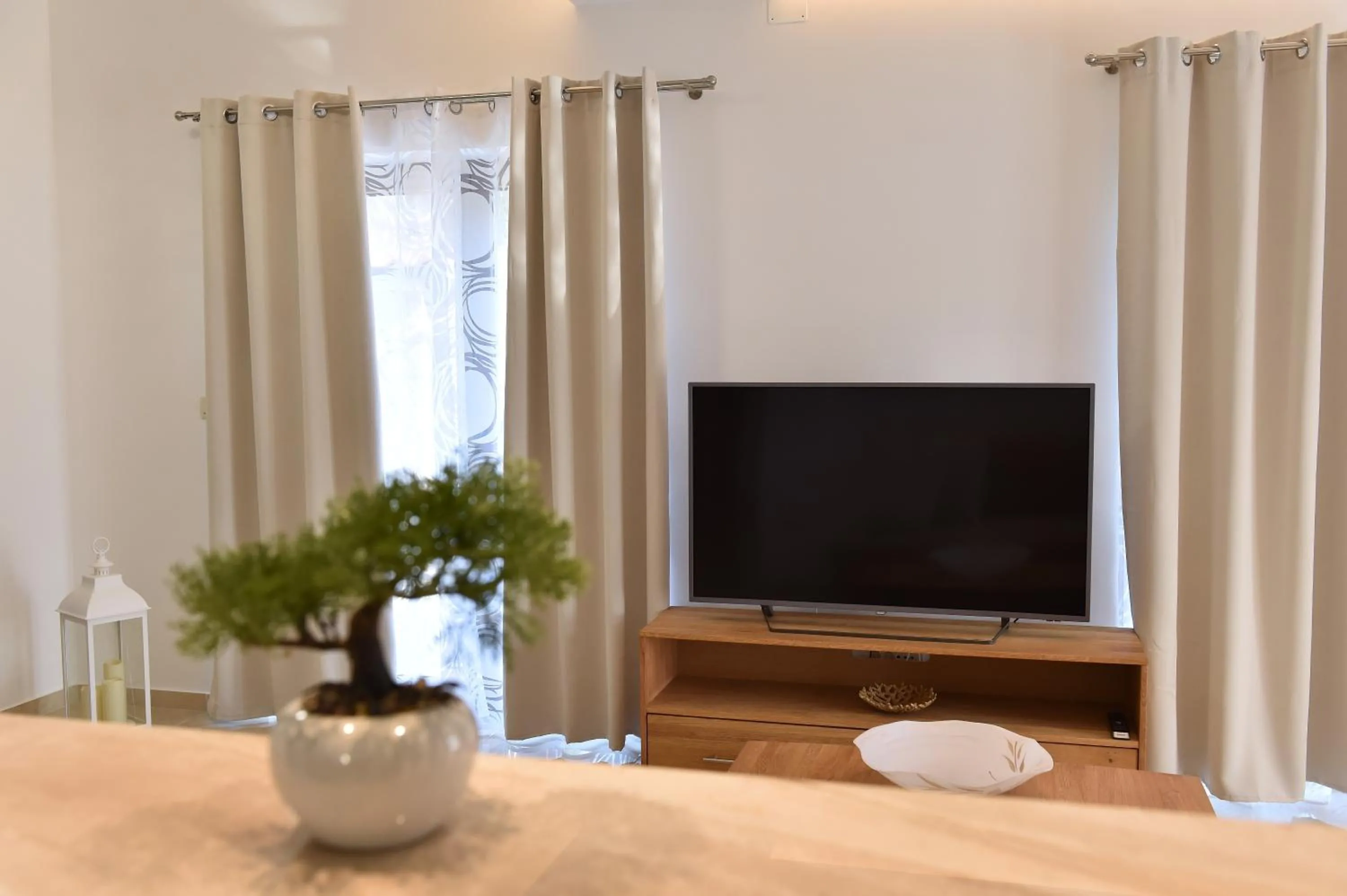 Communal lounge/ TV room in Villa Muskatel KRK -with heated covered pool