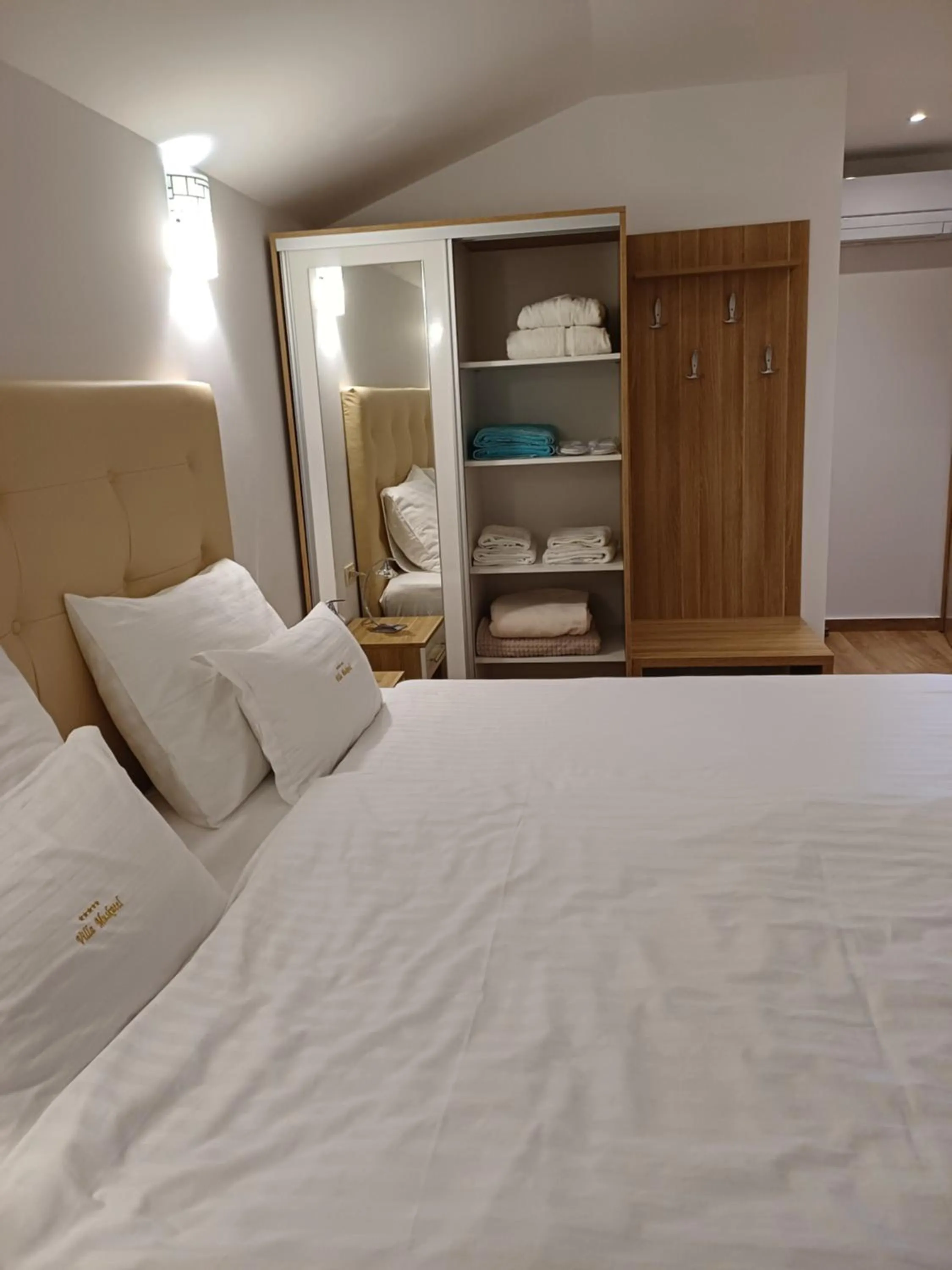 Bed in Villa Muskatel KRK -with heated covered pool