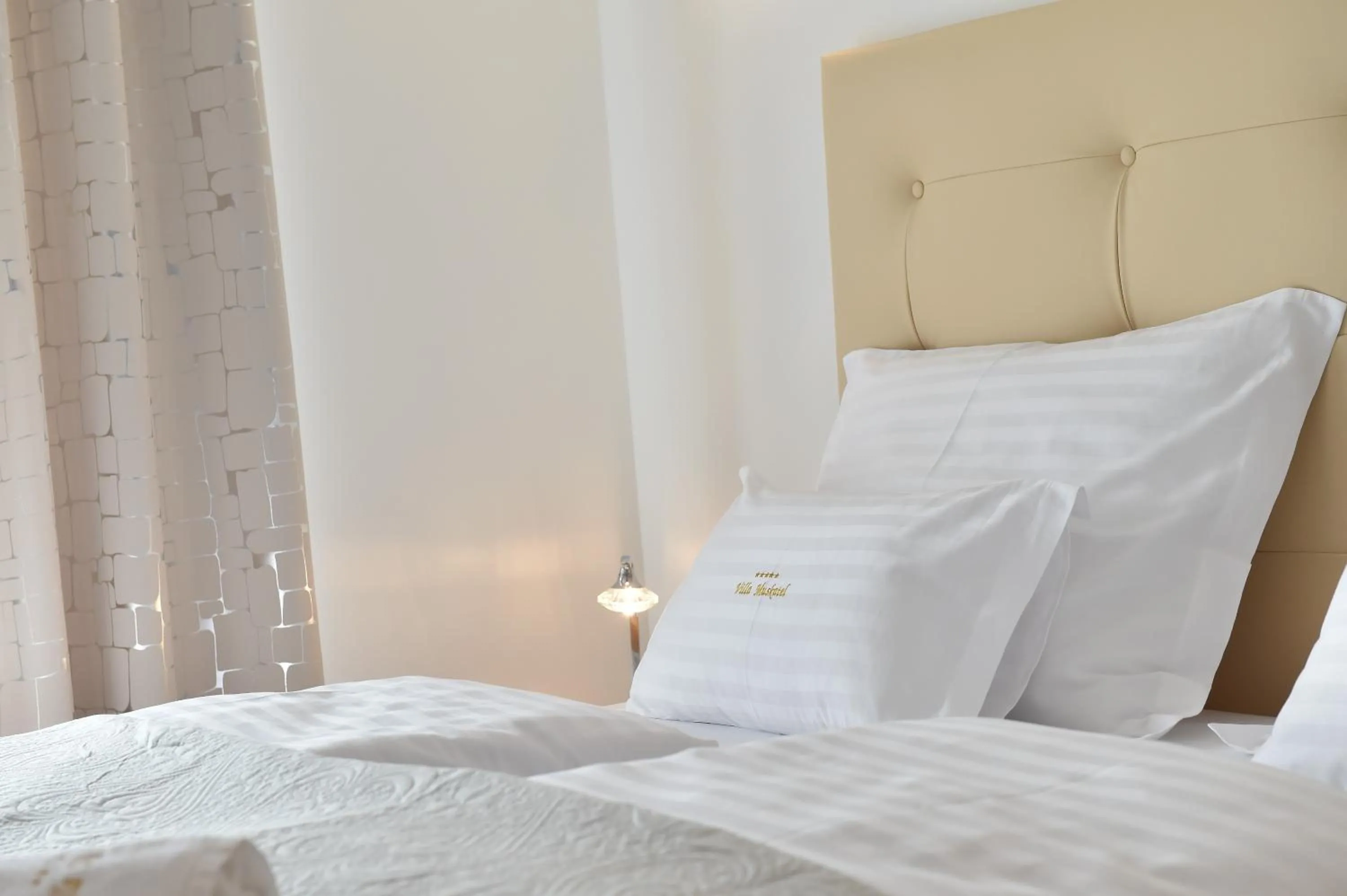 Bed in Villa Muskatel KRK -with heated covered pool