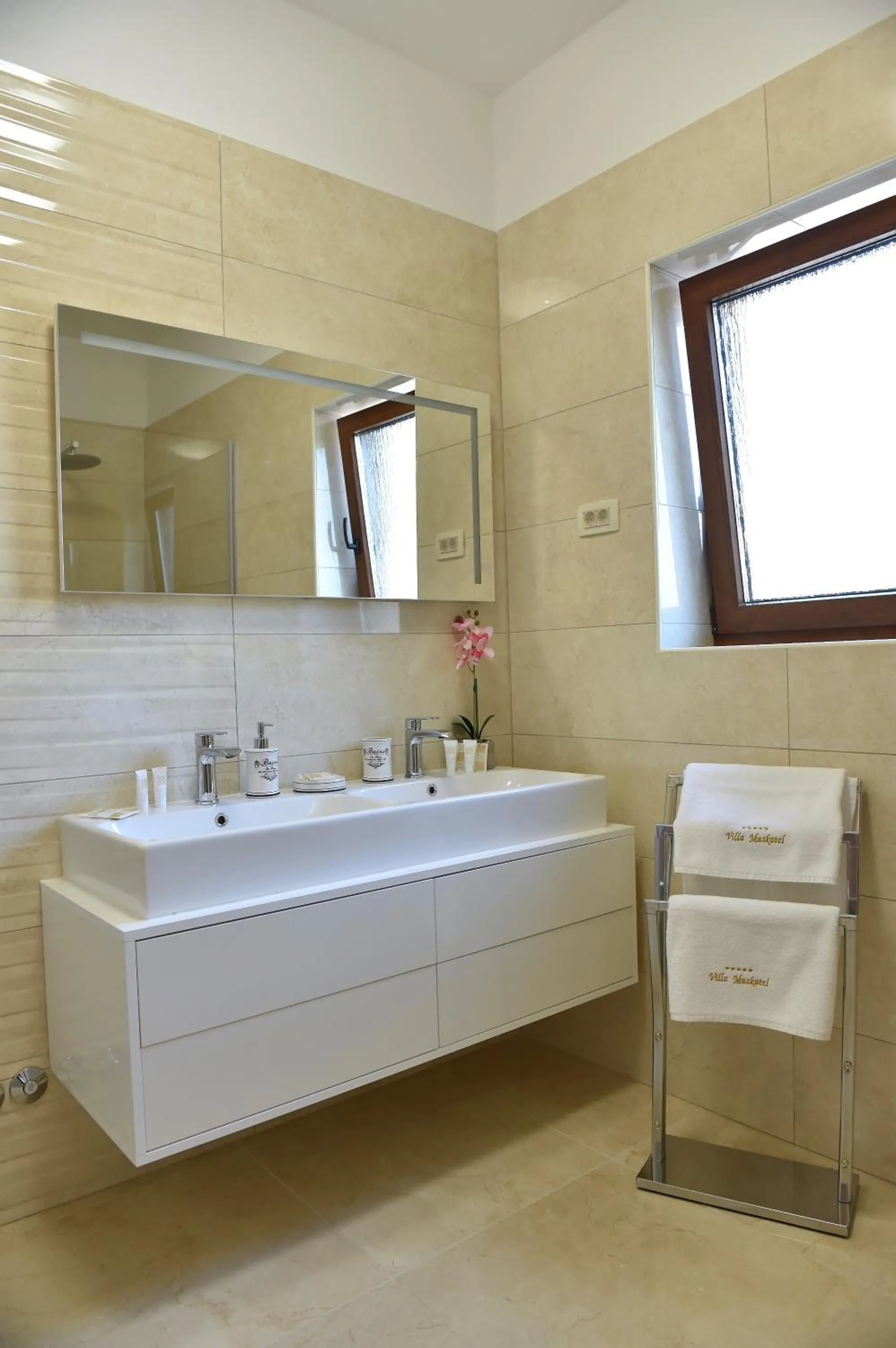 Bathroom in Villa Muskatel KRK -with heated covered pool