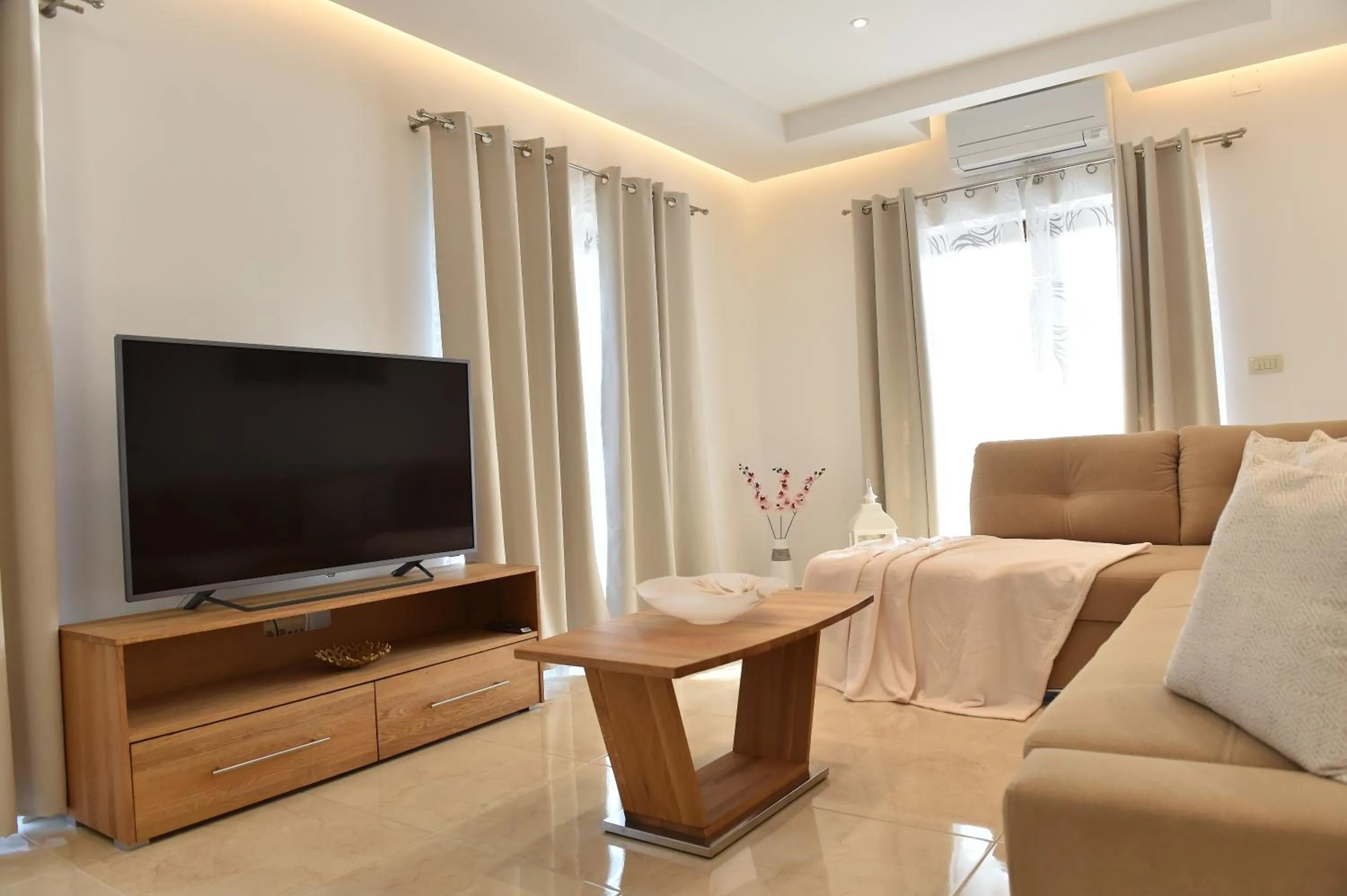 TV and multimedia in Villa Muskatel KRK -with heated covered pool