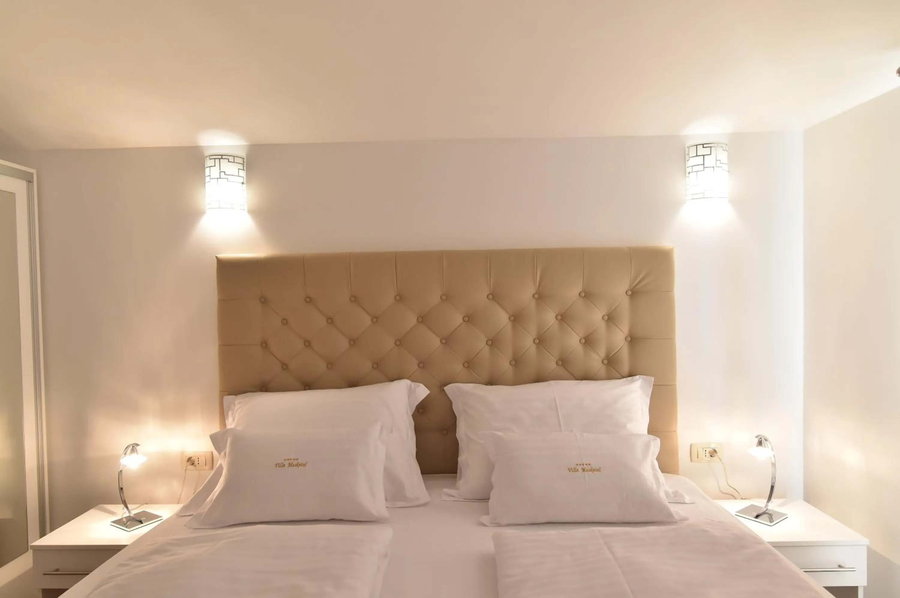 Bed in Villa Muskatel KRK -with heated covered pool