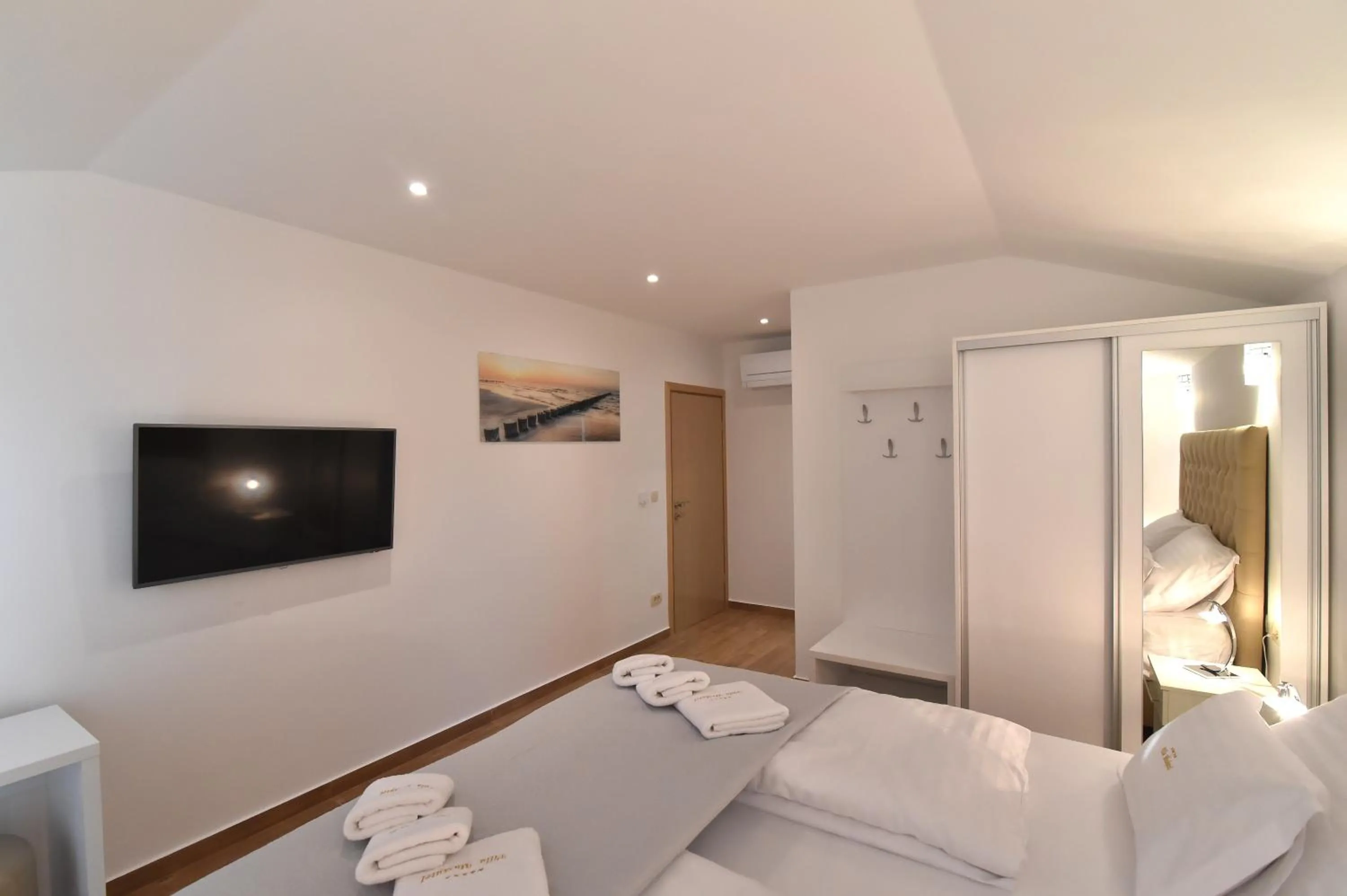 Bed in Villa Muskatel KRK -with heated covered pool