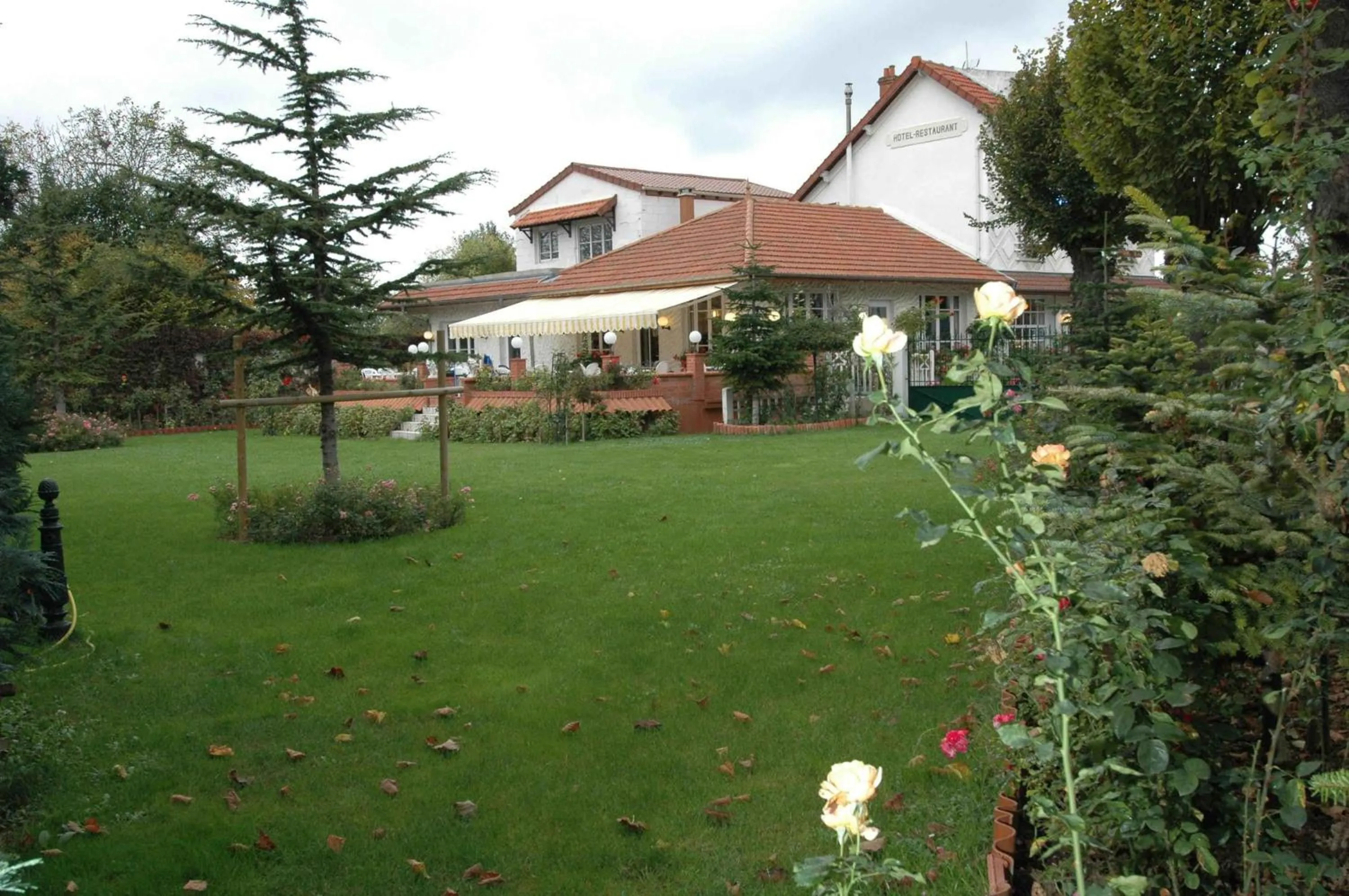 Property building in Hôtel Restaurant Maison Blanche