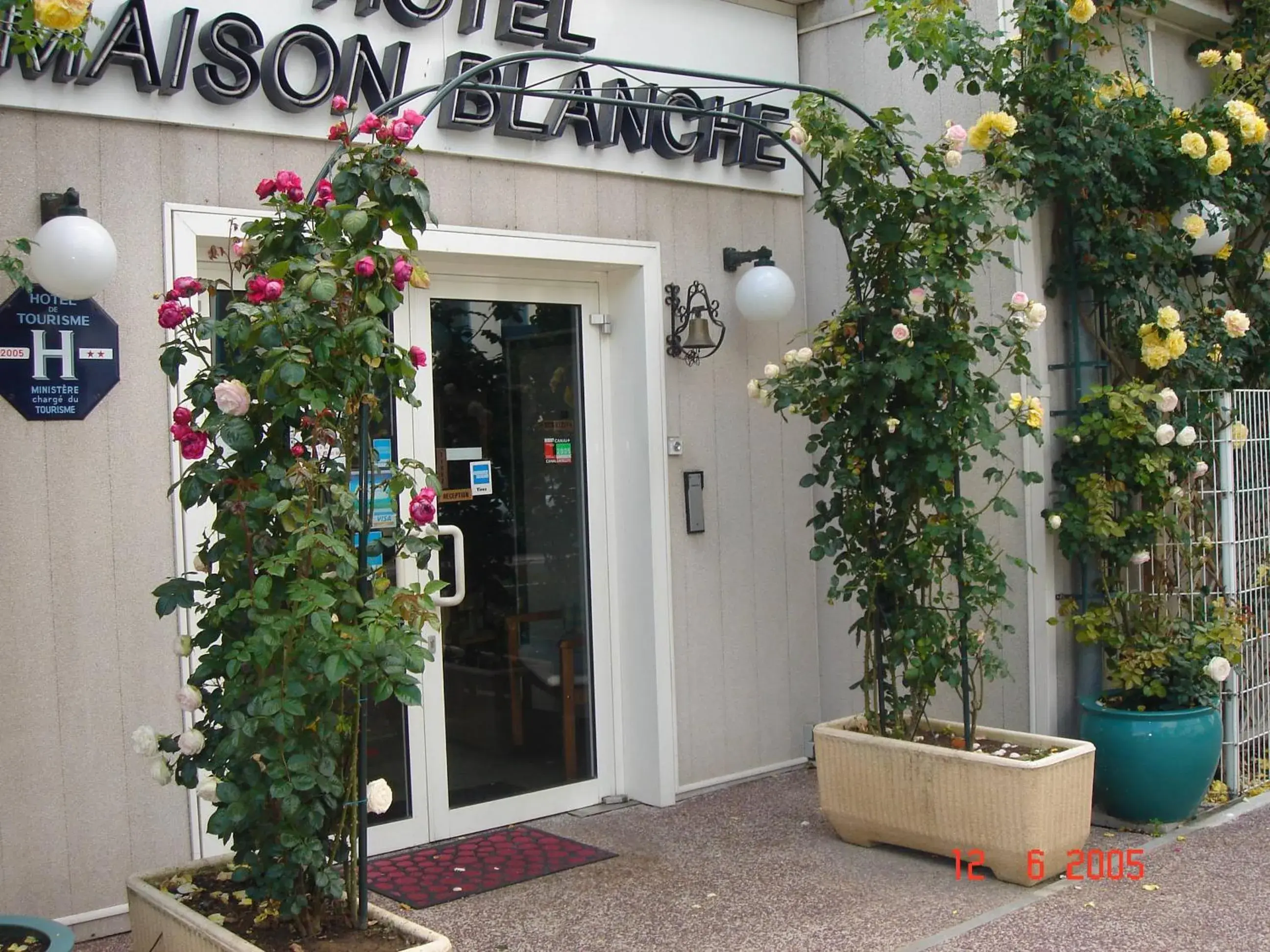 Facade/entrance in Hôtel Restaurant Maison Blanche