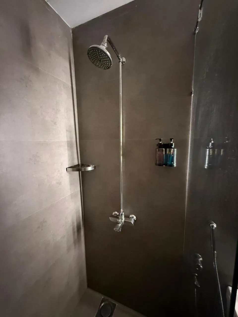 Shower in Hamsun Shahrah-e-Faisal