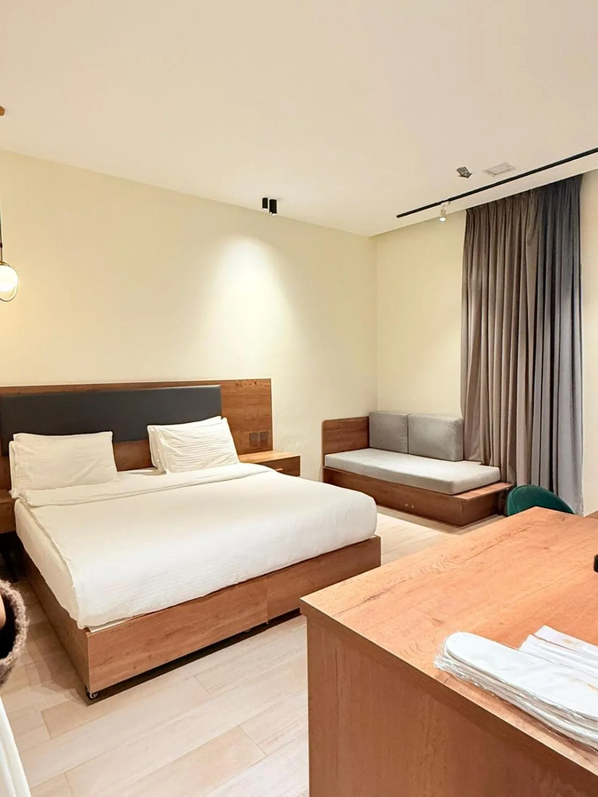 Bed in Hamsun Shahrah-e-Faisal