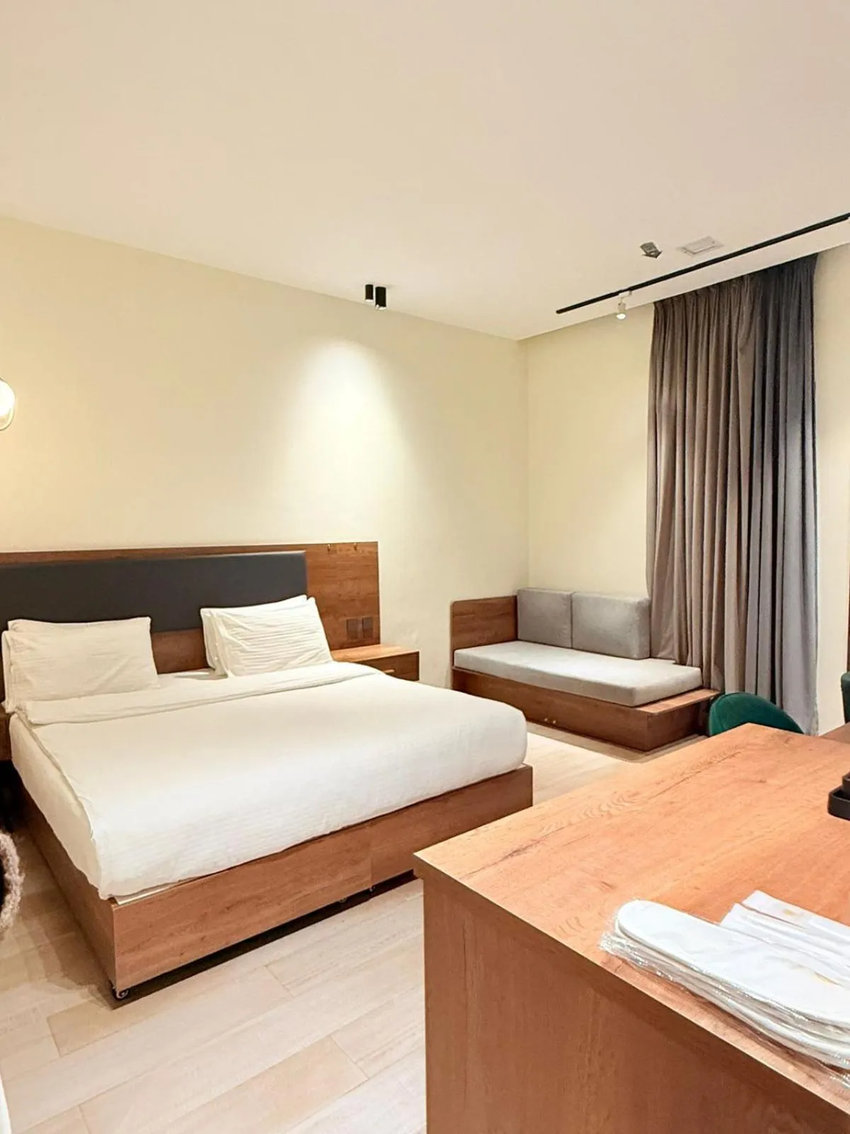 Bed in Hamsun Shahrah-e-Faisal