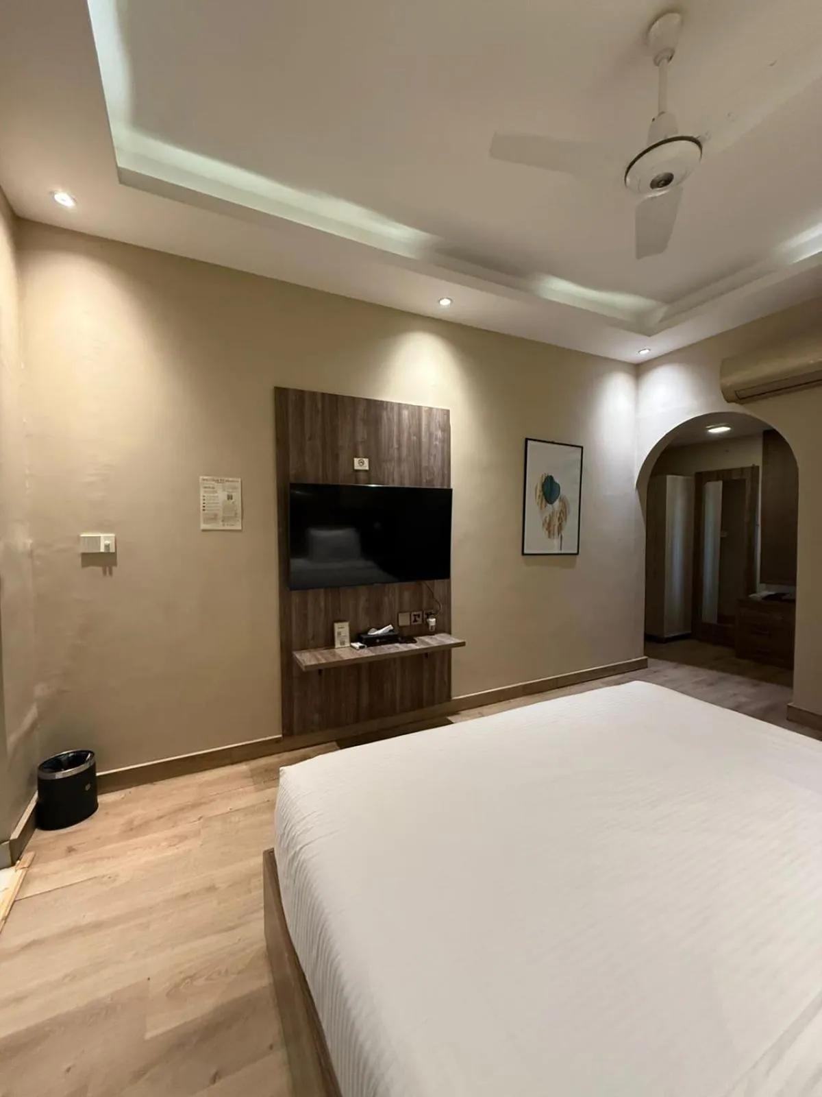 Bed in Hamsun Shahrah-e-Faisal