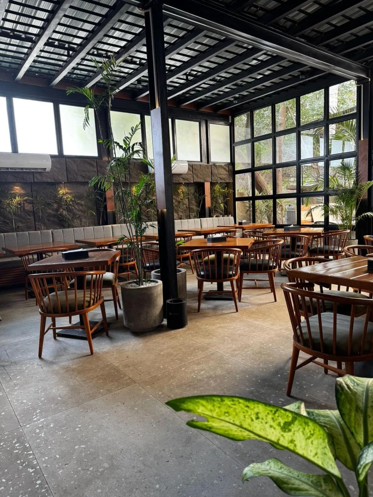 Restaurant/places to eat in Hamsun Shahrah-e-Faisal