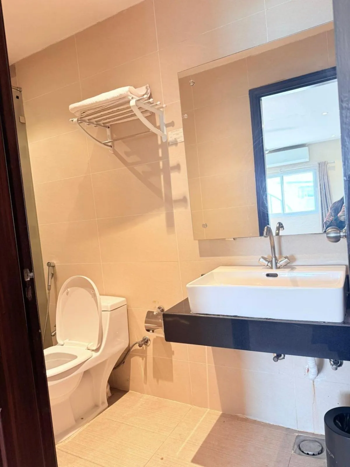 Shower in Hamsun Shahrah-e-Faisal