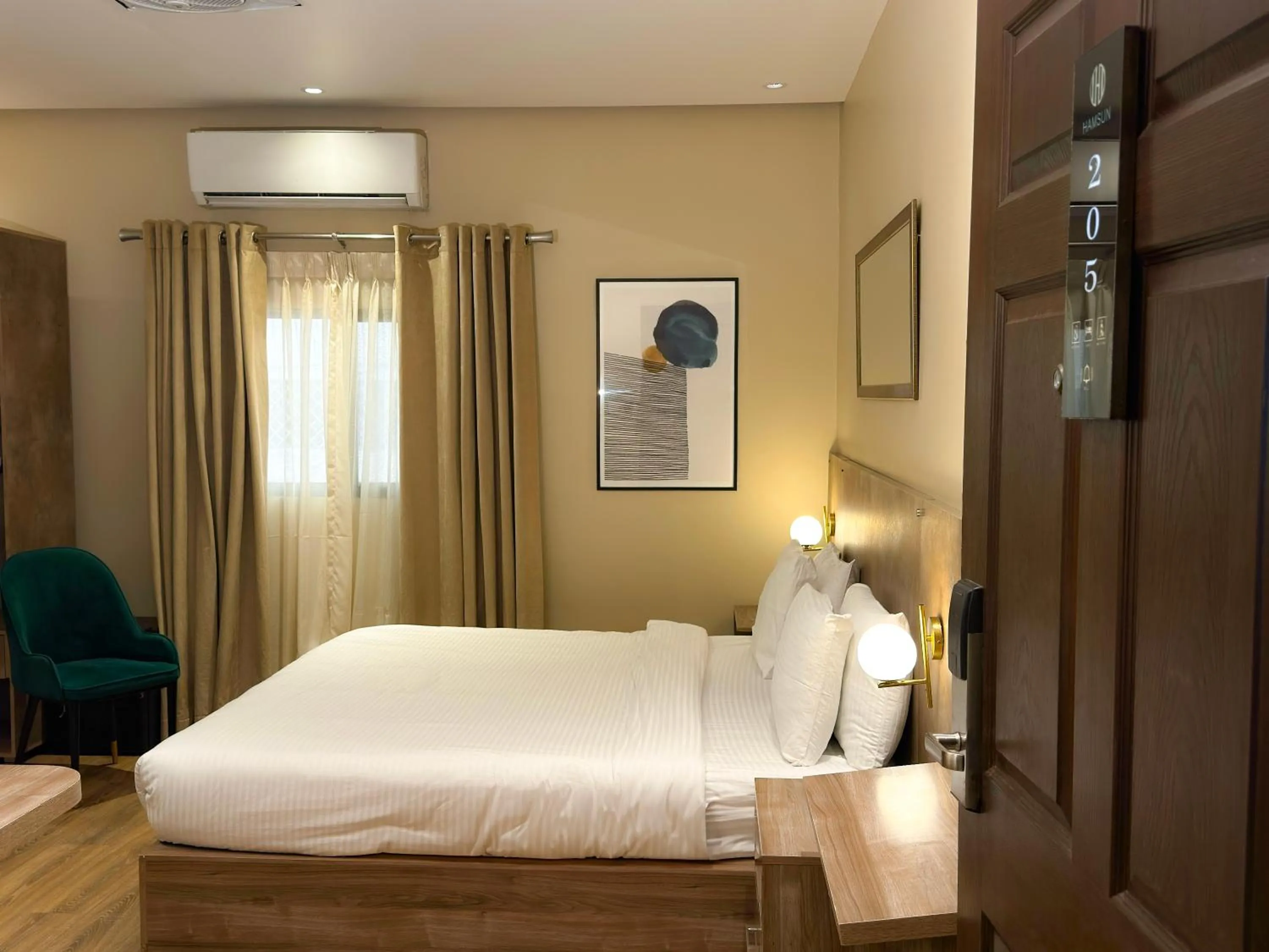 Bed in Hamsun Shahrah-e-Faisal