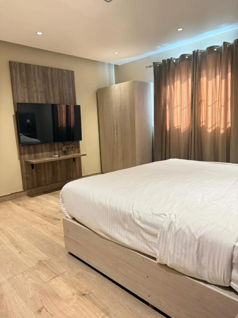 Communal lounge/ TV room, Bed in Hamsun Shahrah-e-Faisal