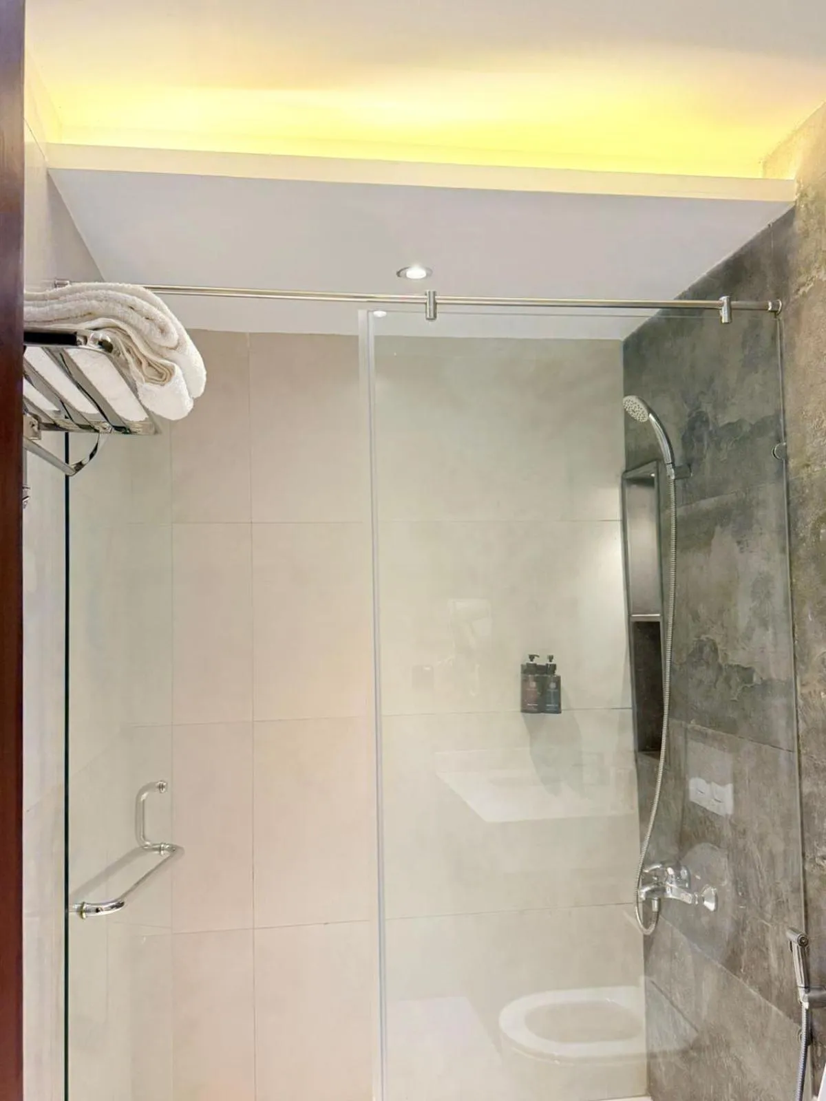 Shower in Hamsun Shahrah-e-Faisal