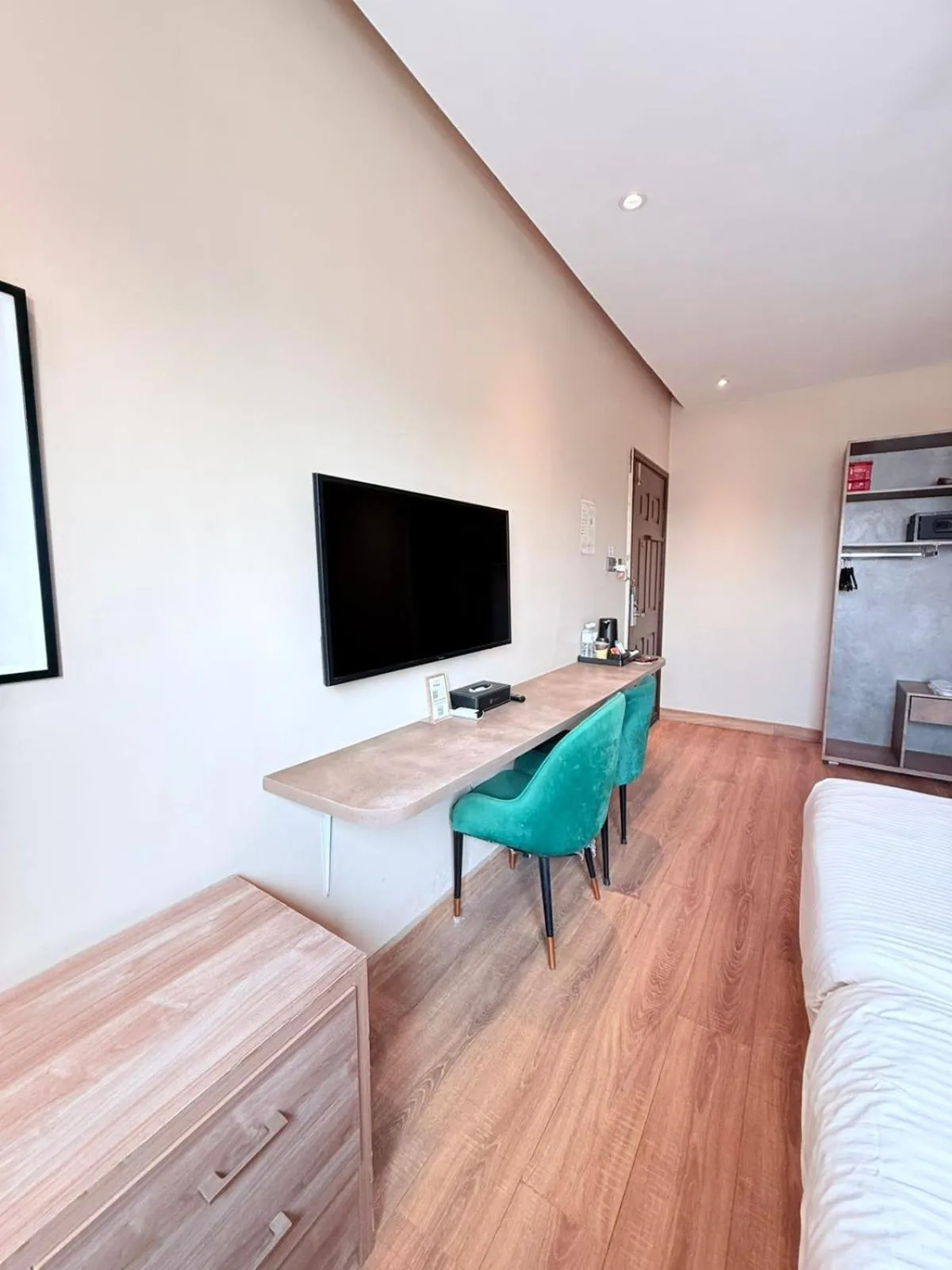 Communal lounge/ TV room, Bed in Hamsun Shahrah-e-Faisal