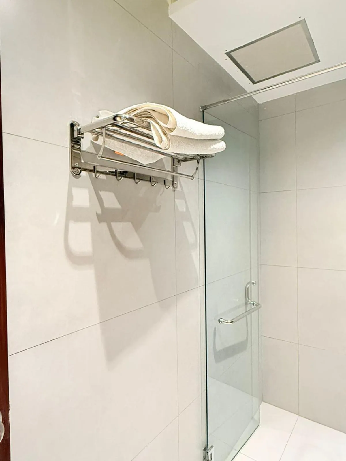 Shower in Hamsun Shahrah-e-Faisal