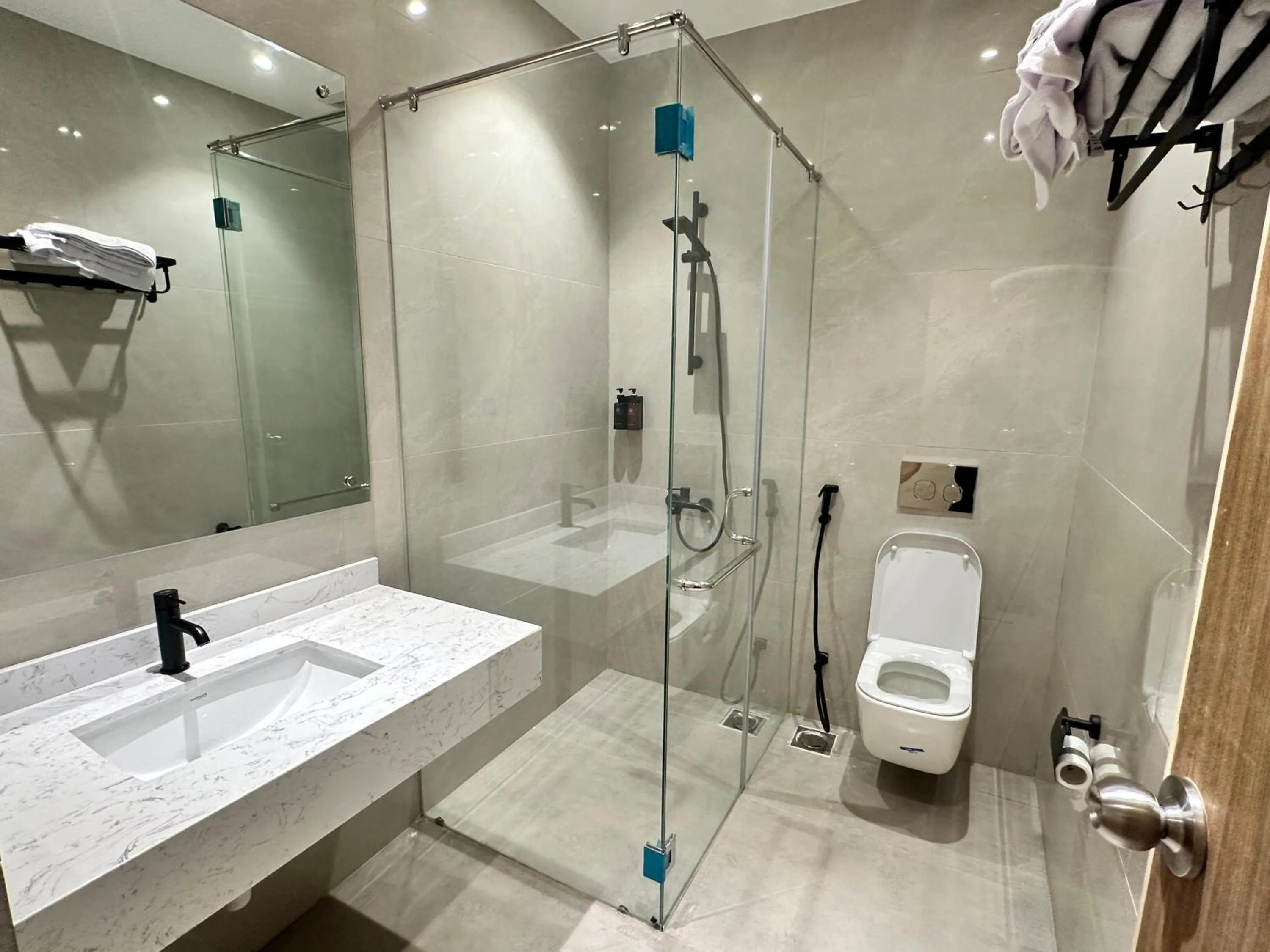 Shower in Hamsun Shahrah-e-Faisal