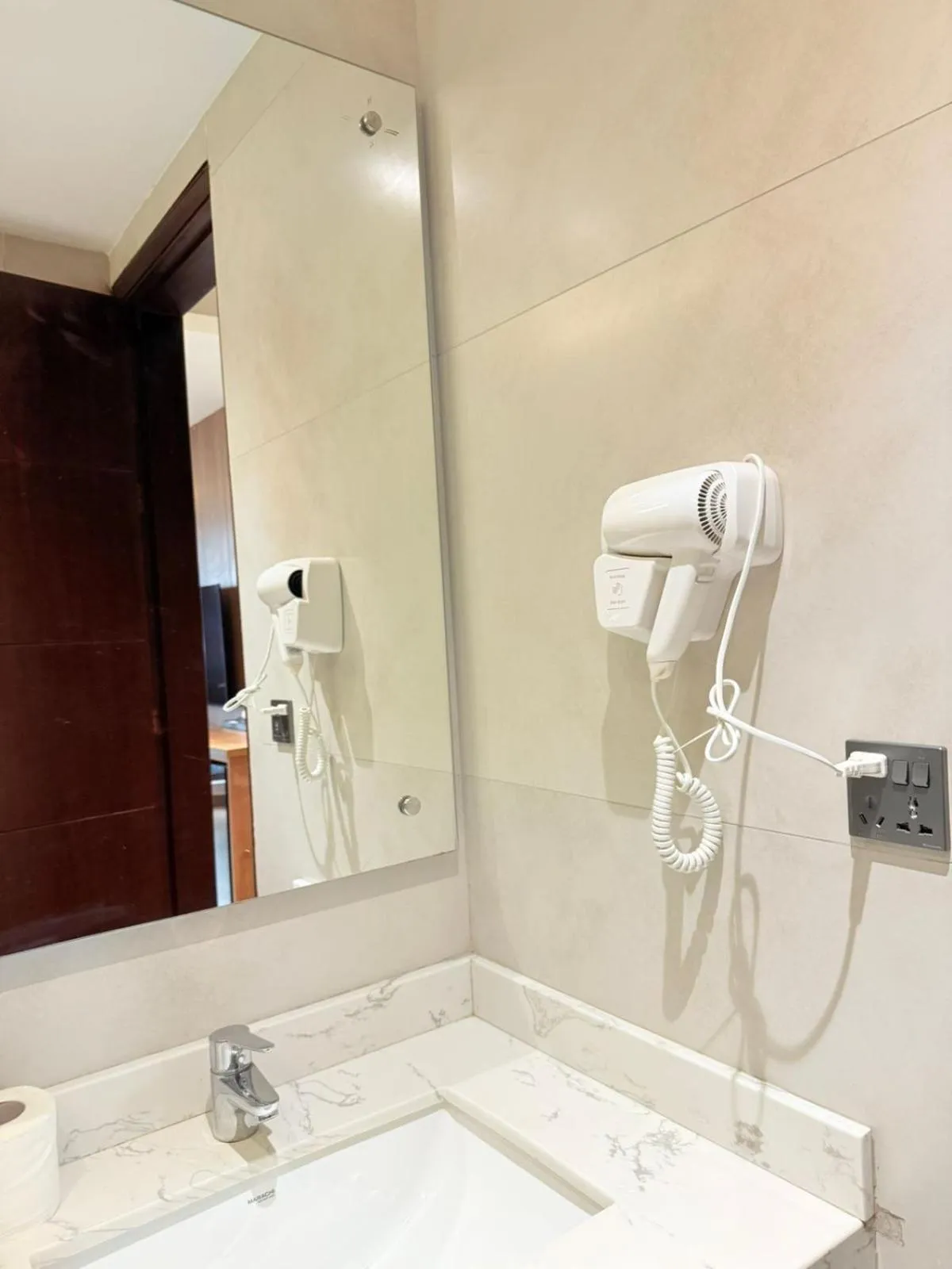 Shower in Hamsun Shahrah-e-Faisal