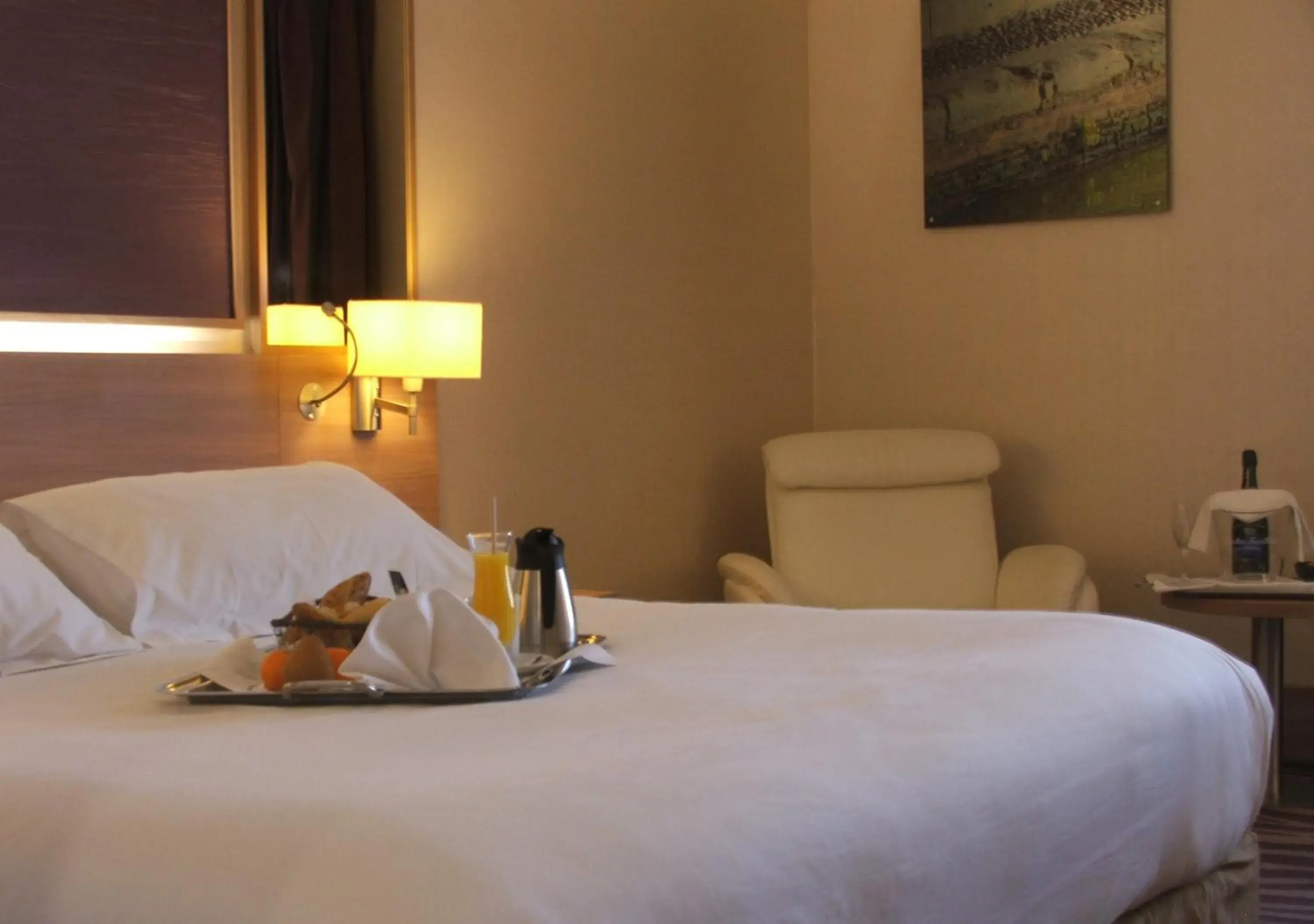 Bedroom, Bed in Plaza Hotel Capitole Toulouse Bedroom, Bed in Plaza Hotel Capitole Toulouse