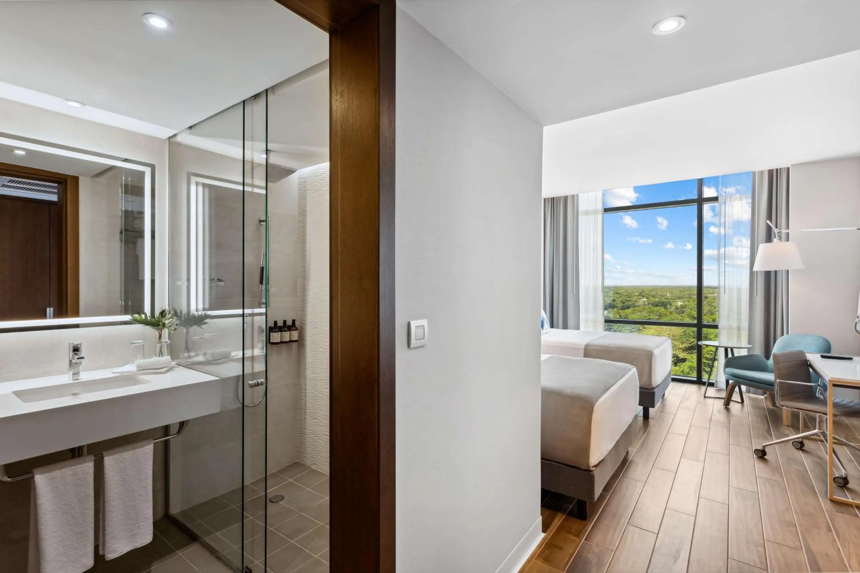 Toilet, Bed in Avani Cancun Airport