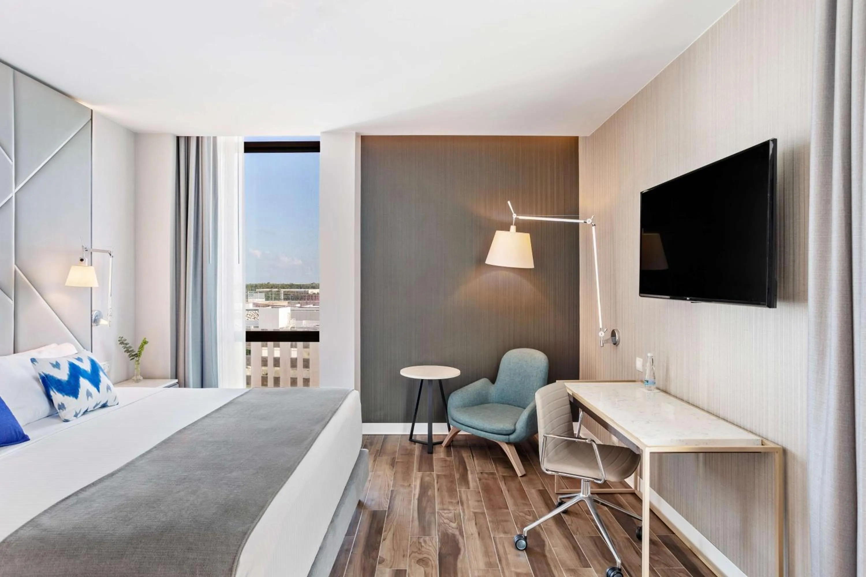 TV and multimedia, Bed in Avani Cancun Airport