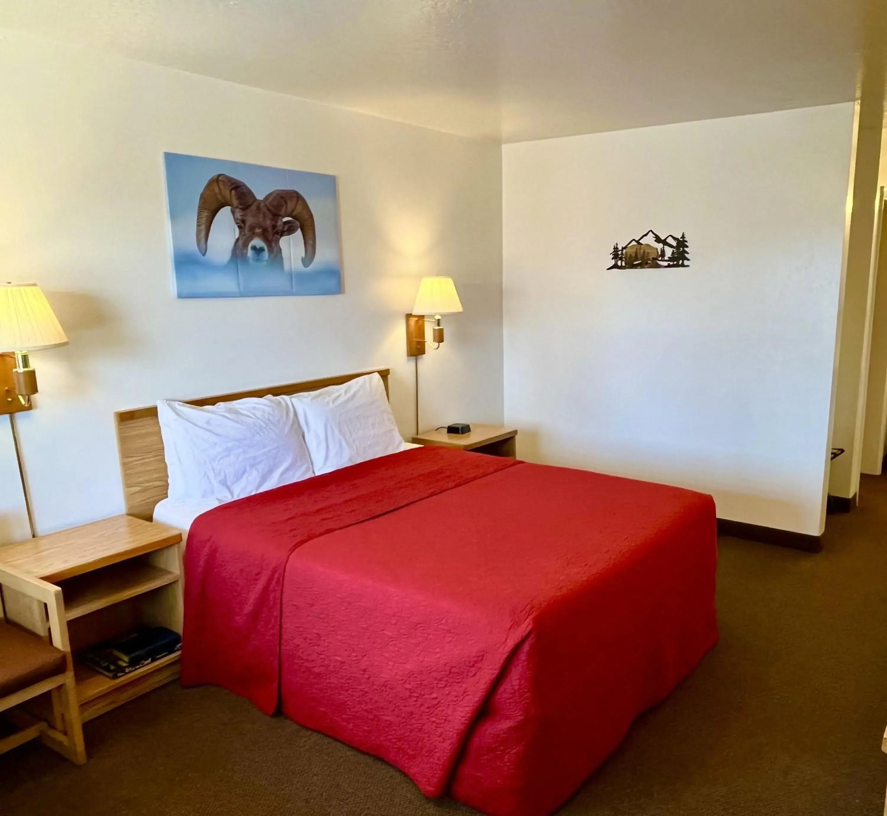 Queen Room in Red Bear Inn Queen Room in Red Bear Inn