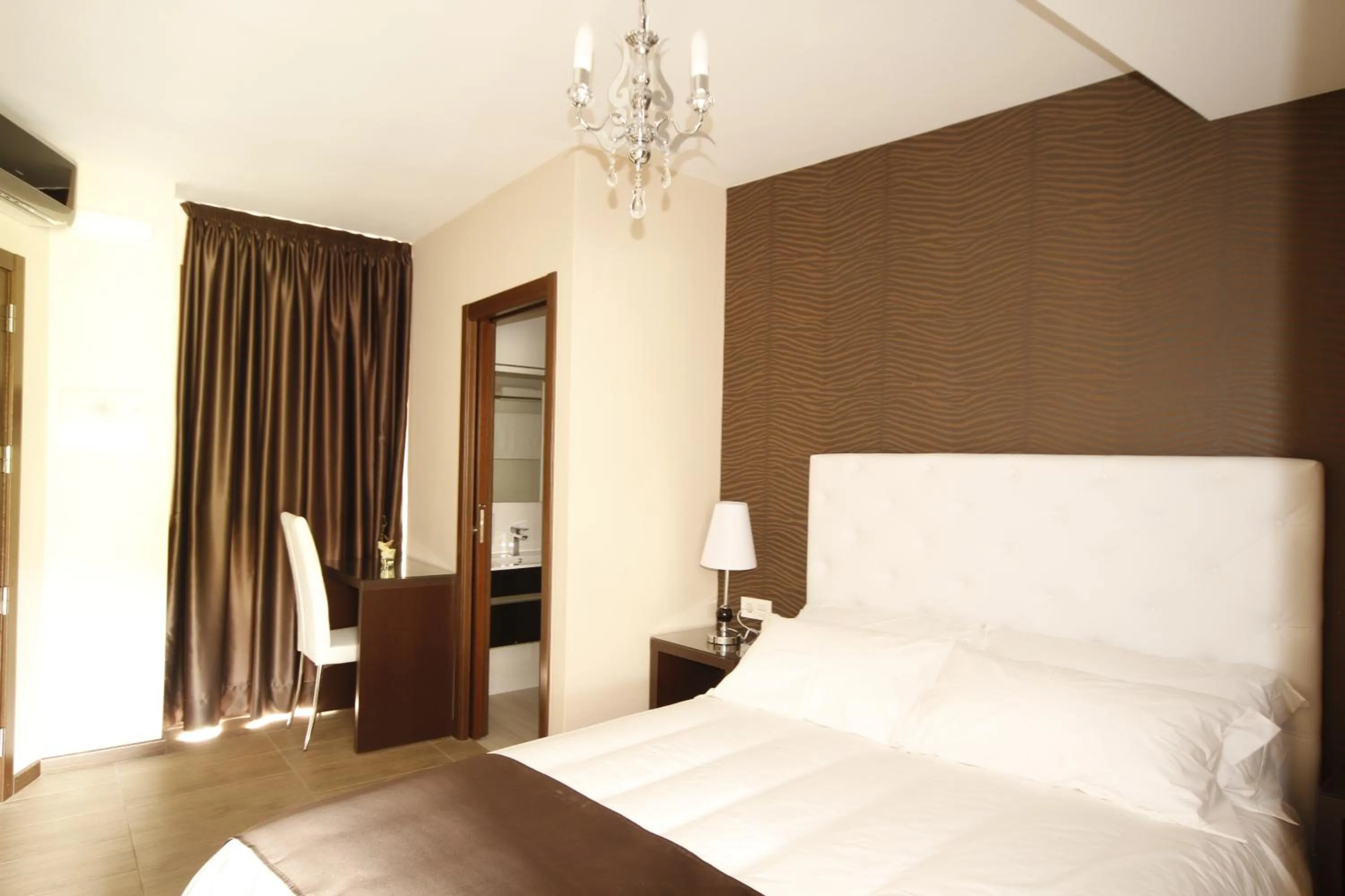 Photo of the whole room, Bed in Alvear Suites